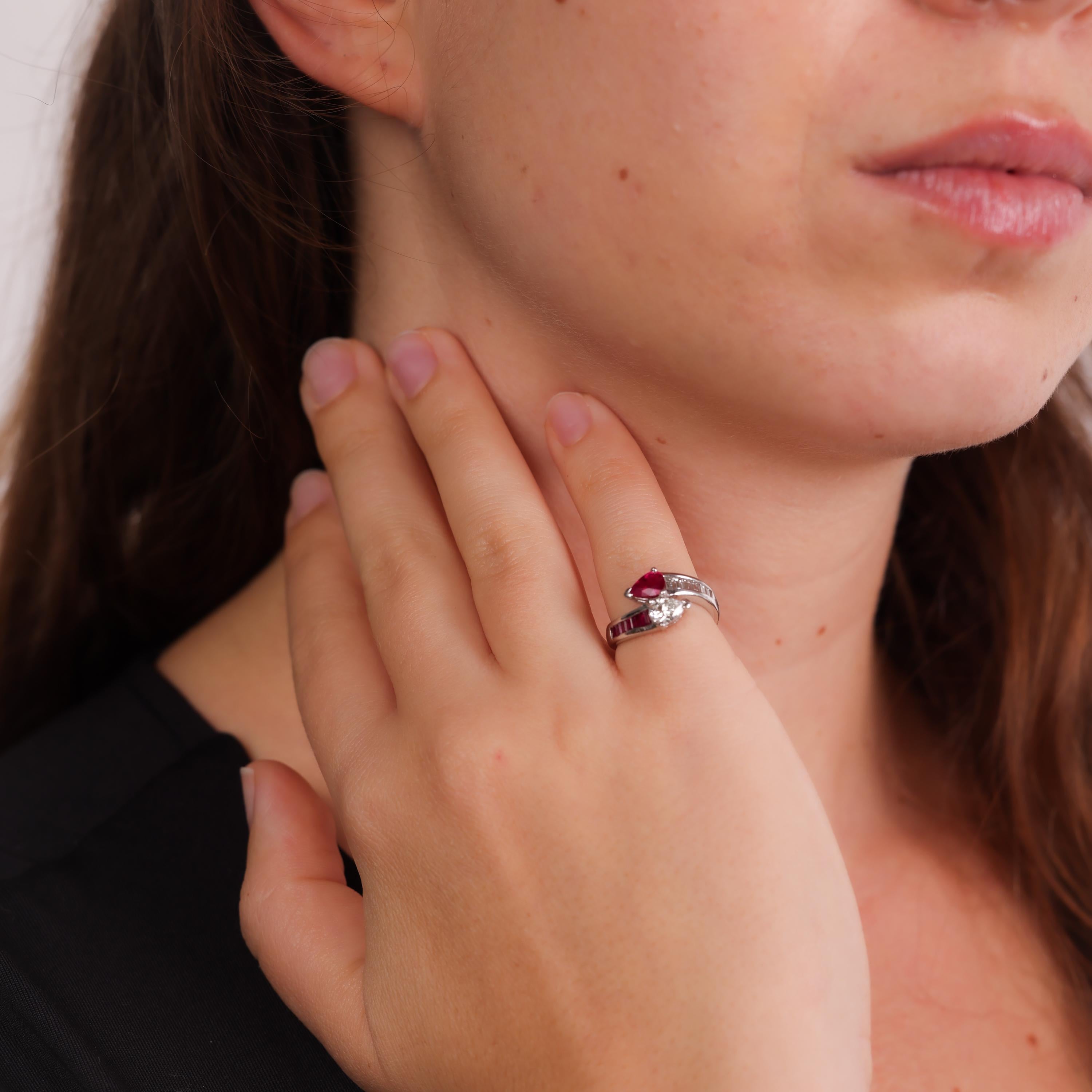 Este anillo Toi et Moi vintage de platino presenta un deslumbrante diamante en forma de pera y un vibrante rubí, complementados con acentos de diamante y rubí en talla baguette. Un diseño atemporal y romántico.

Piedra central 1: Diamante talla