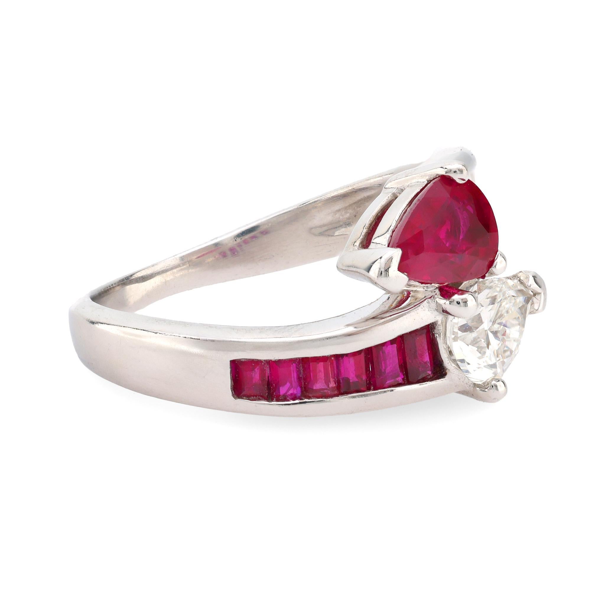Anillo vintage toi et moi de rubí y diamantes en platino Corte pera