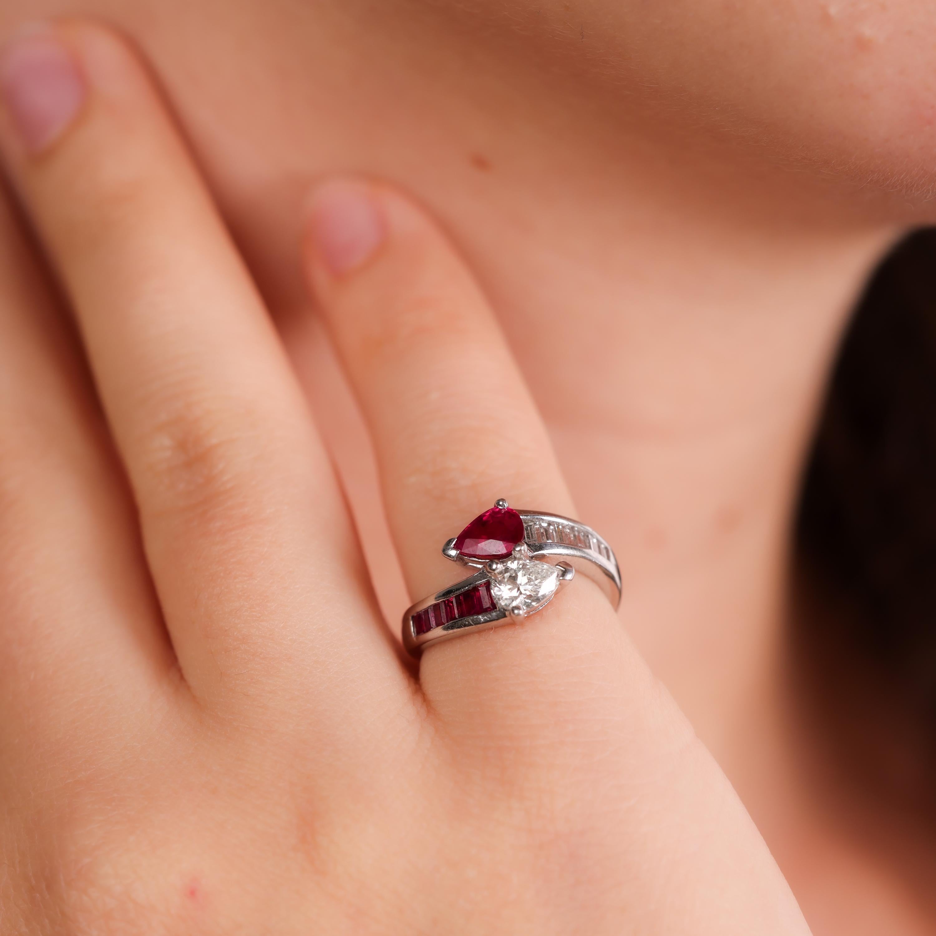 Anillo vintage toi et moi de rubí y diamantes en platino en Excelente Estado en Beverly Hills, CA