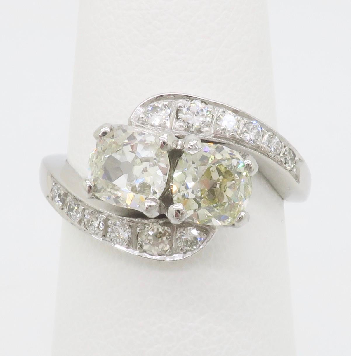 Taglio vecchia miniera Anello vintage Toi-et-Moi in oro bianco 14 carati in vendita