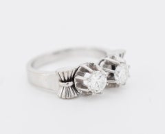Vintage "Toi et Moi" Ring in 18K Gold, Platinum, and Diamonds - Circa 1945.