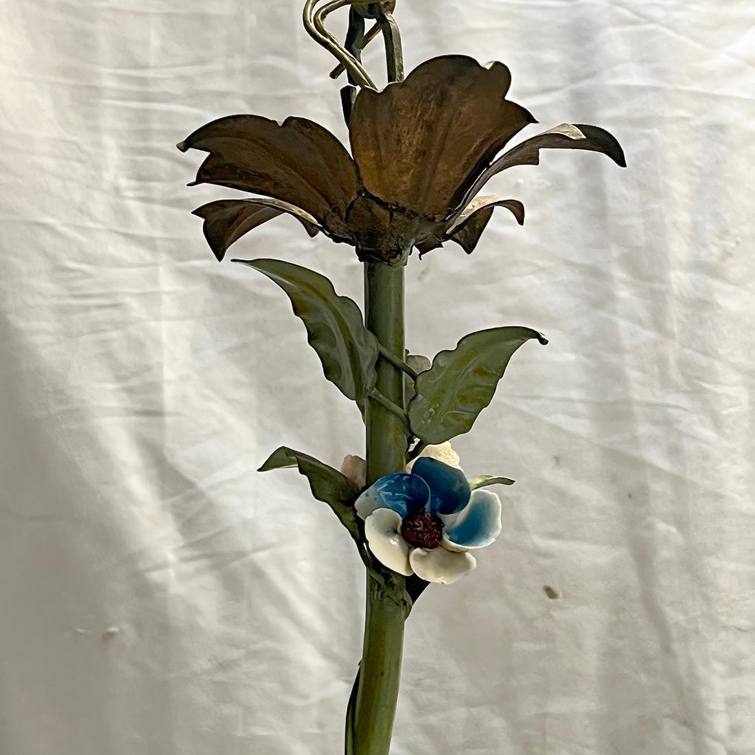 Lustre italien en tole des années 1950 avec des fleurs en porcelaine. Finition peinte d'origine.

Mesures :
Diamètre : 25
Drop 