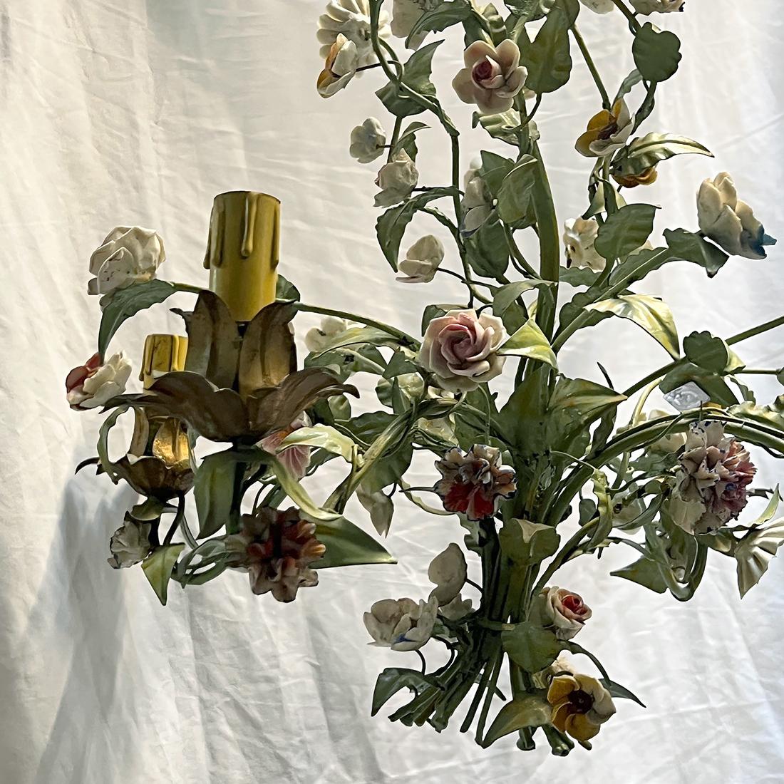 italien Lustre Vintage Tole avec Fleurs en Porcelaine en vente