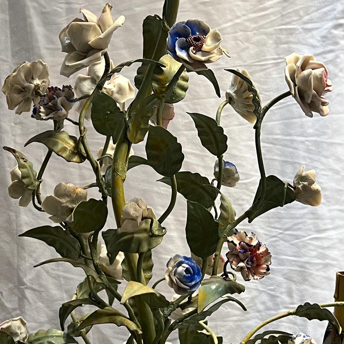 Peint Lustre Vintage Tole avec Fleurs en Porcelaine en vente