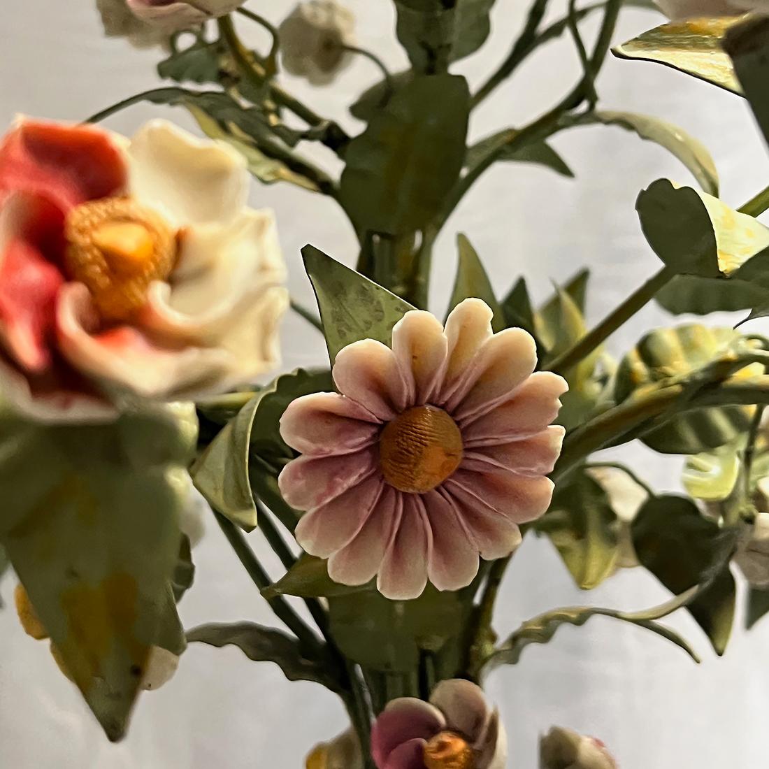 Milieu du XXe siècle Lustre Vintage Tole avec Fleurs en Porcelaine en vente