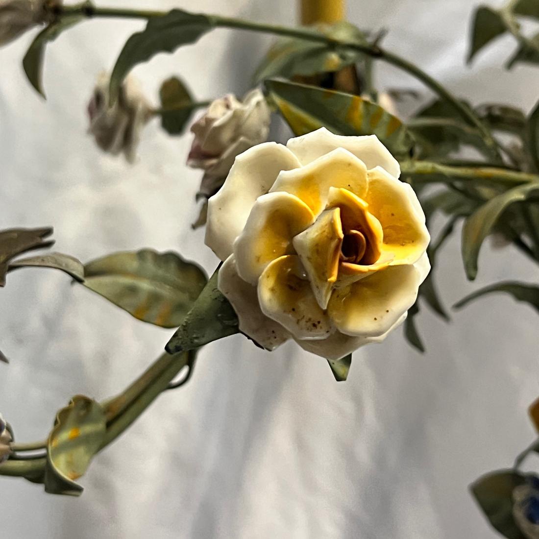 Métal Lustre Vintage Tole avec Fleurs en Porcelaine en vente