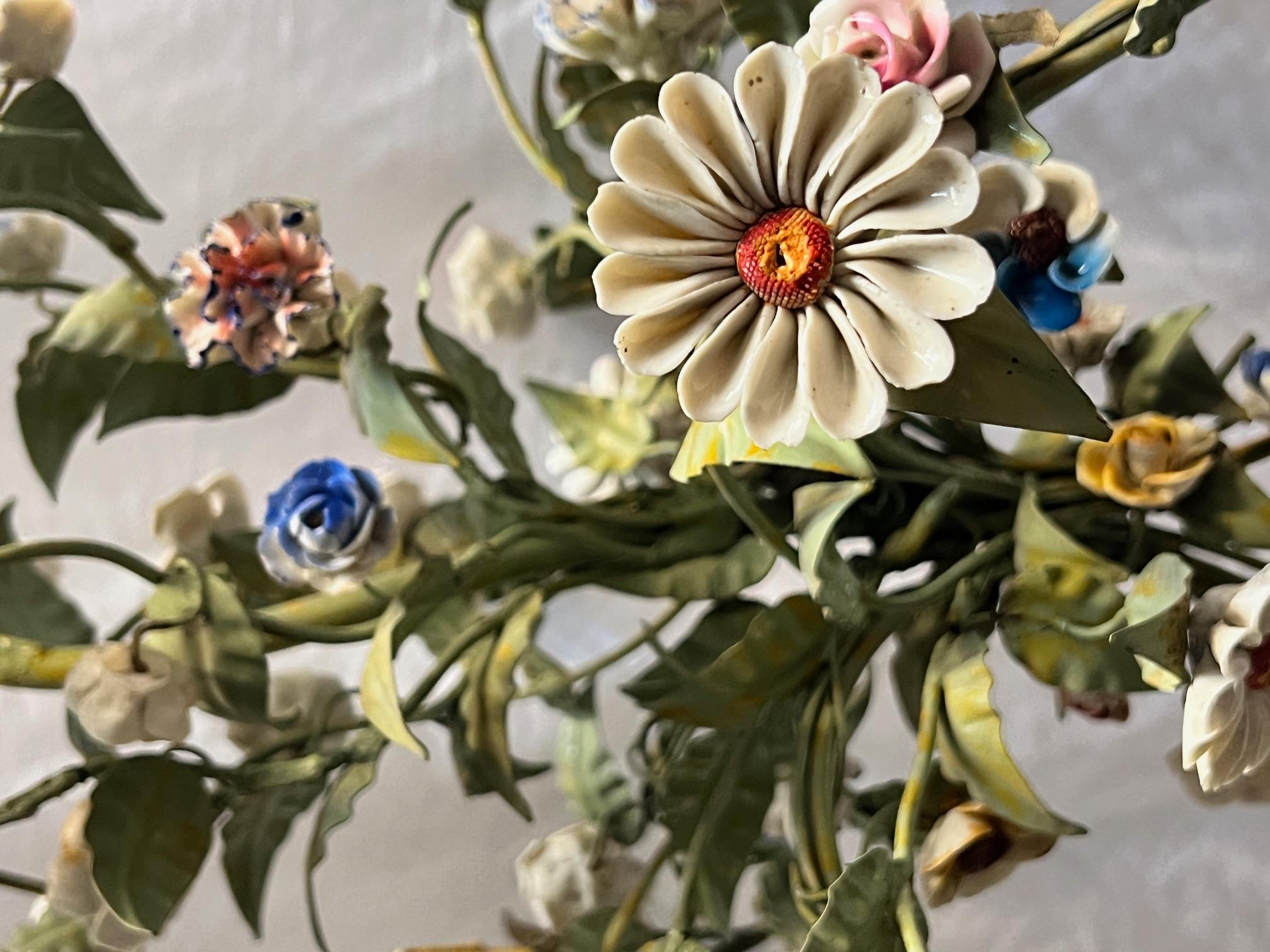 Lustre Vintage Tole avec Fleurs en Porcelaine en vente 1