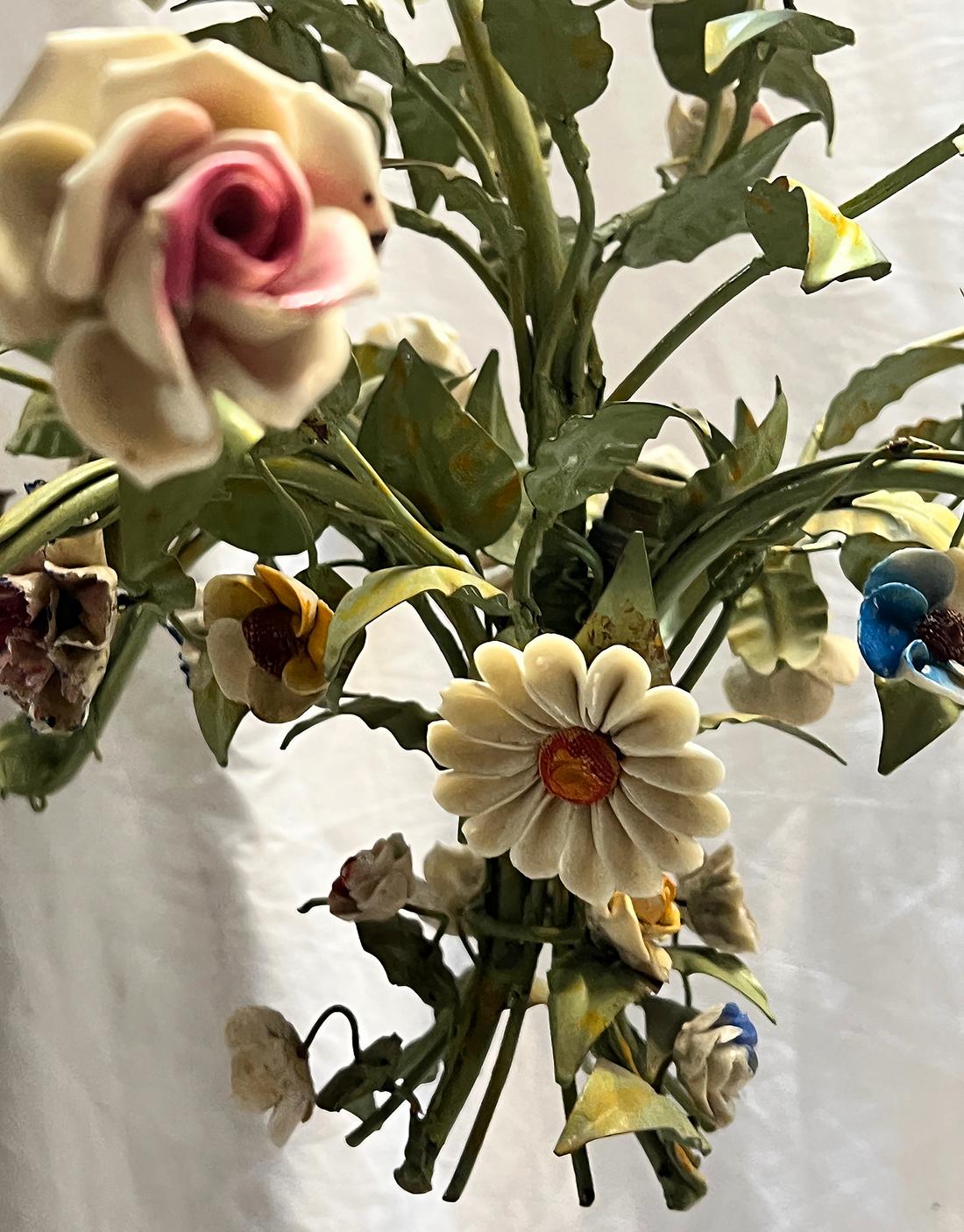Lustre Vintage Tole avec Fleurs en Porcelaine en vente 2