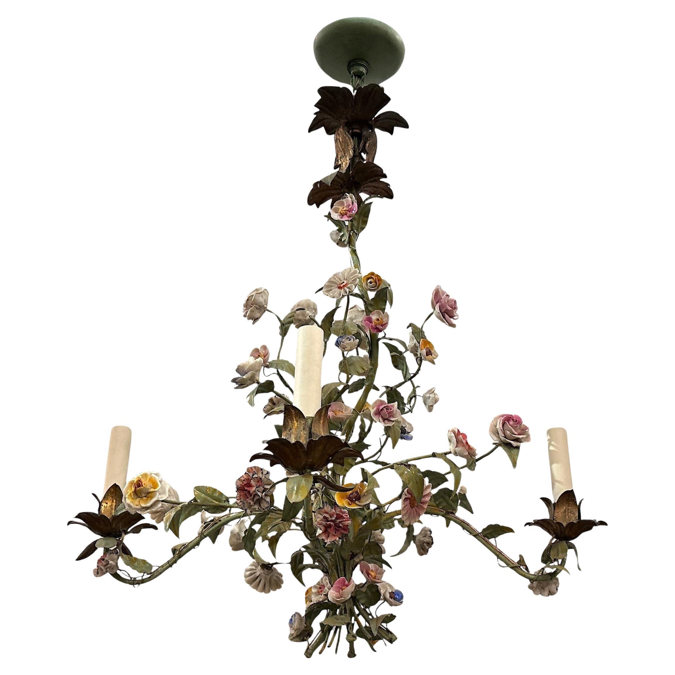 Lampadario vintage in tole con fiori di porcellana