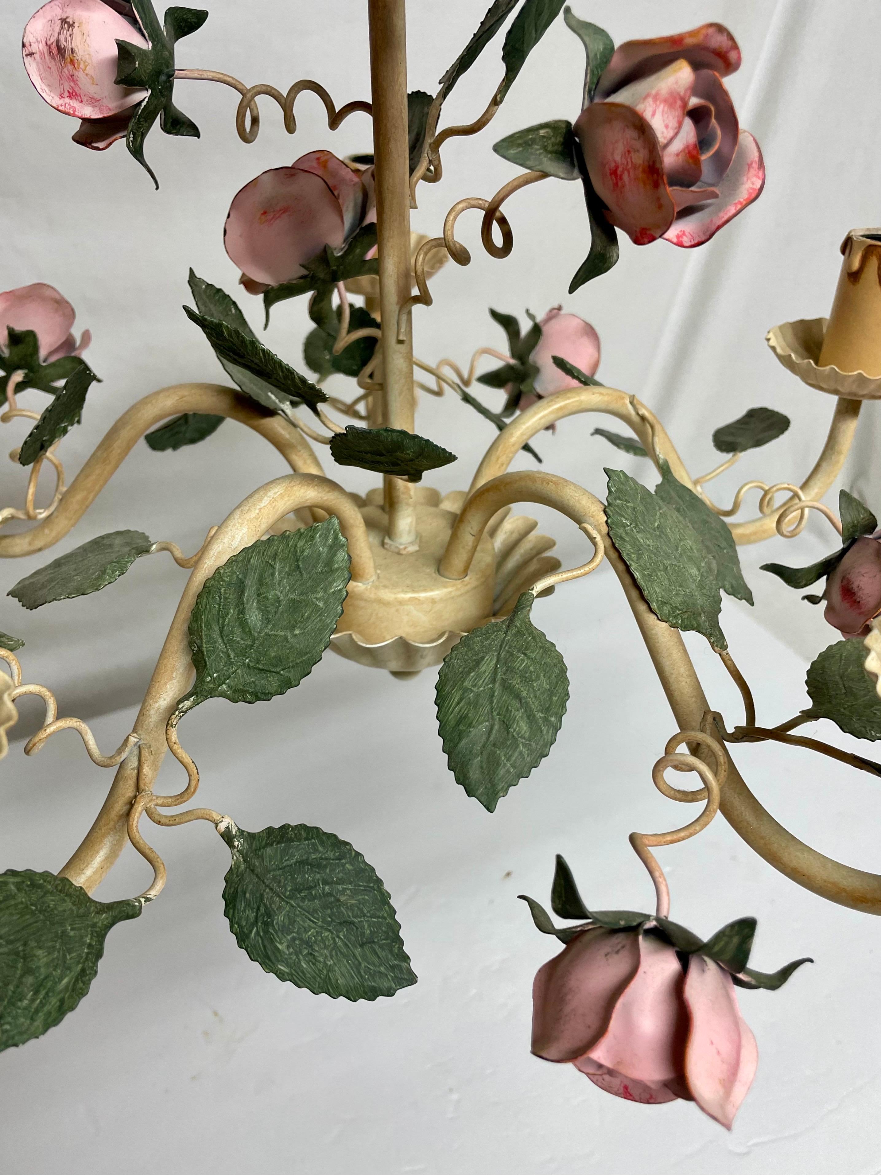 Lustre floral vintage en tôle avec roses en vente 2