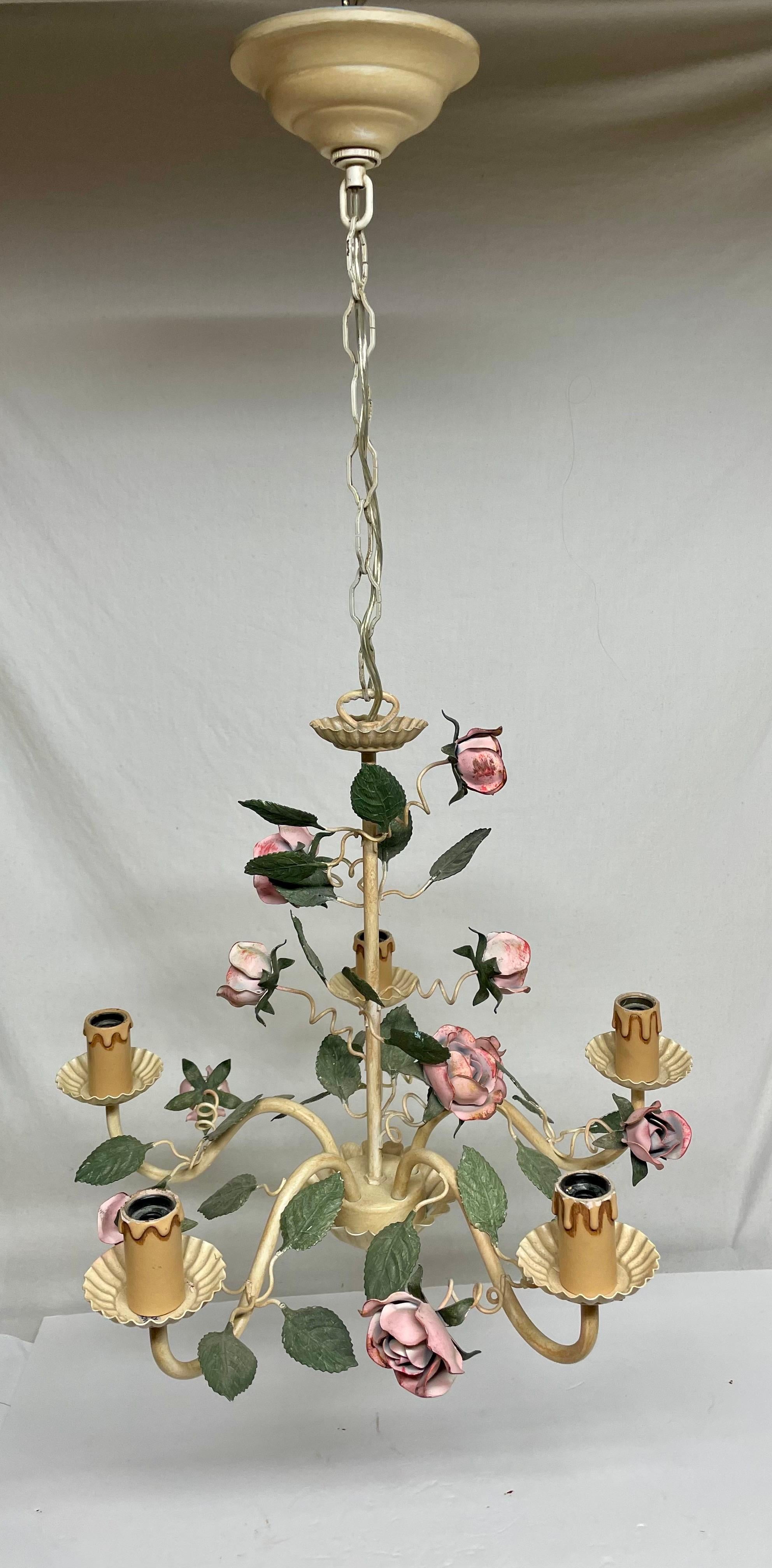 Lustre floral de style Hollywood Regency avec des roses roses et des feuilles vertes.  Cinq bras pouvant accueillir des ampoules candélabres. Mesure 18