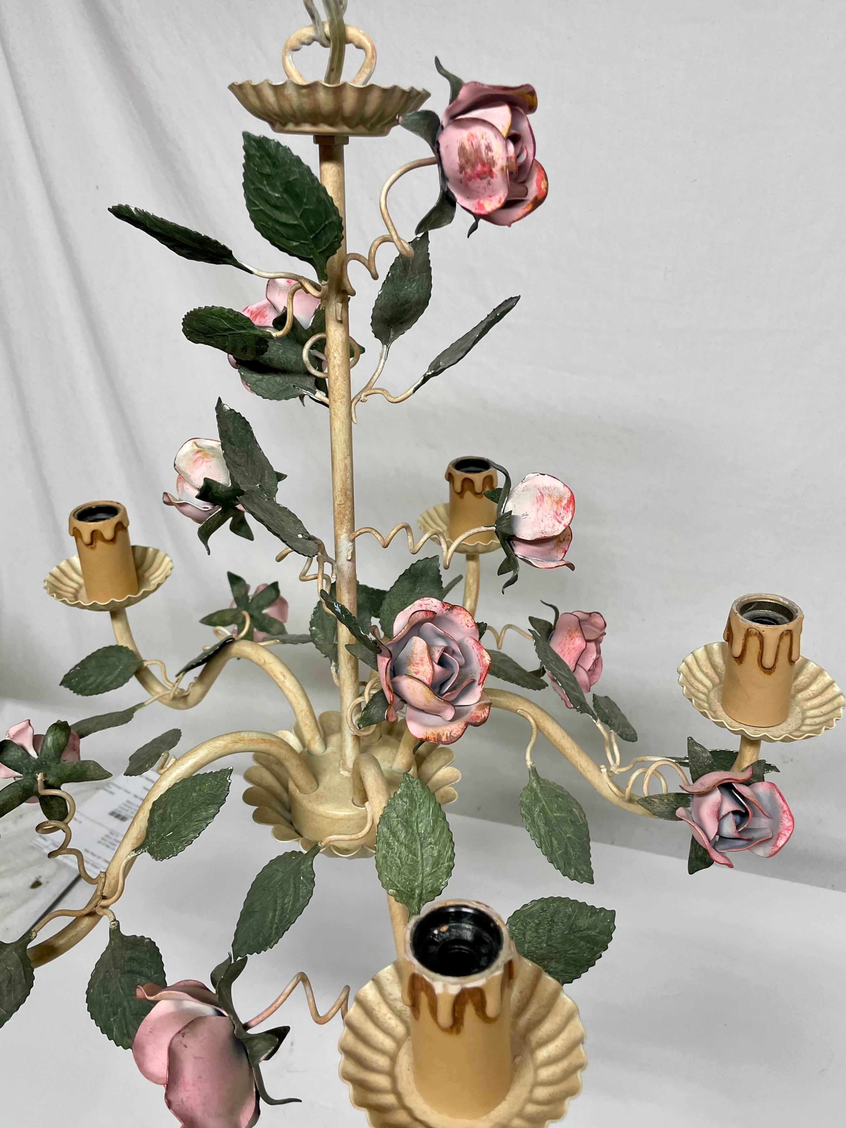 Hollywood Regency Lustre floral vintage en tôle avec roses en vente