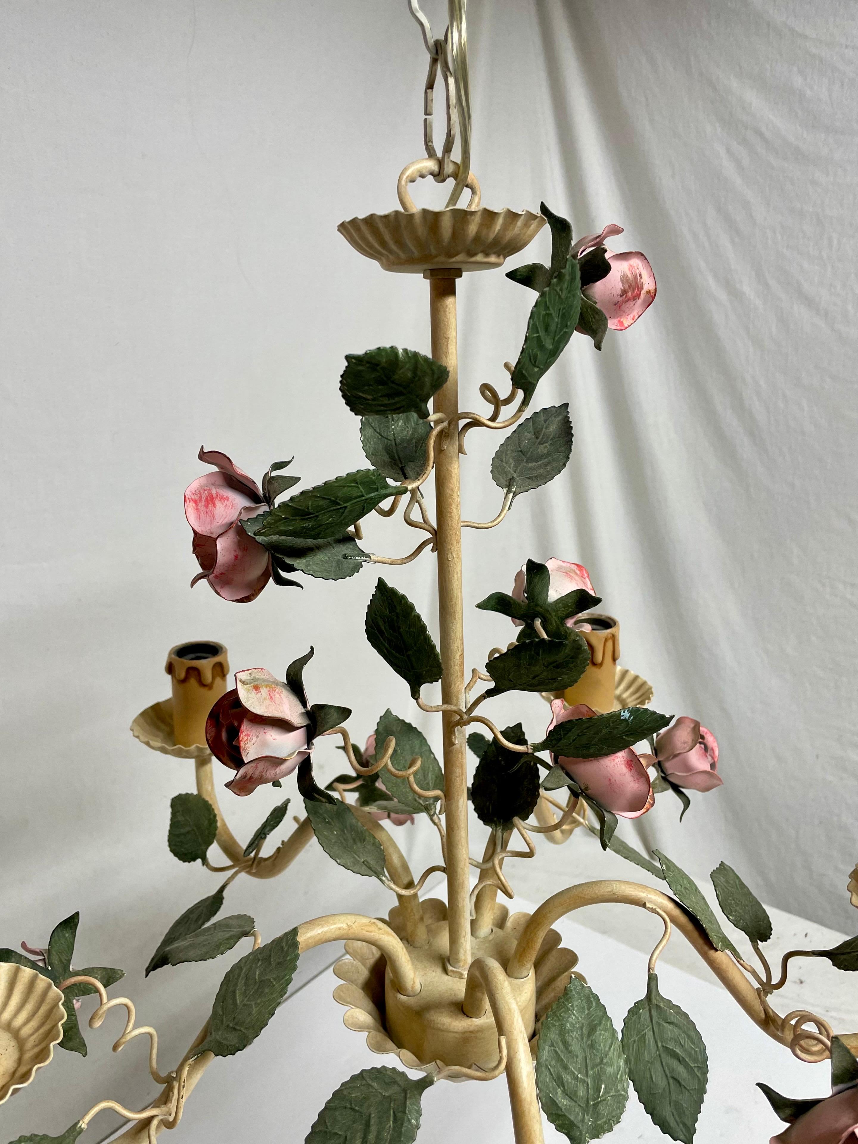 Peint à la main Lustre floral vintage en tôle avec roses en vente