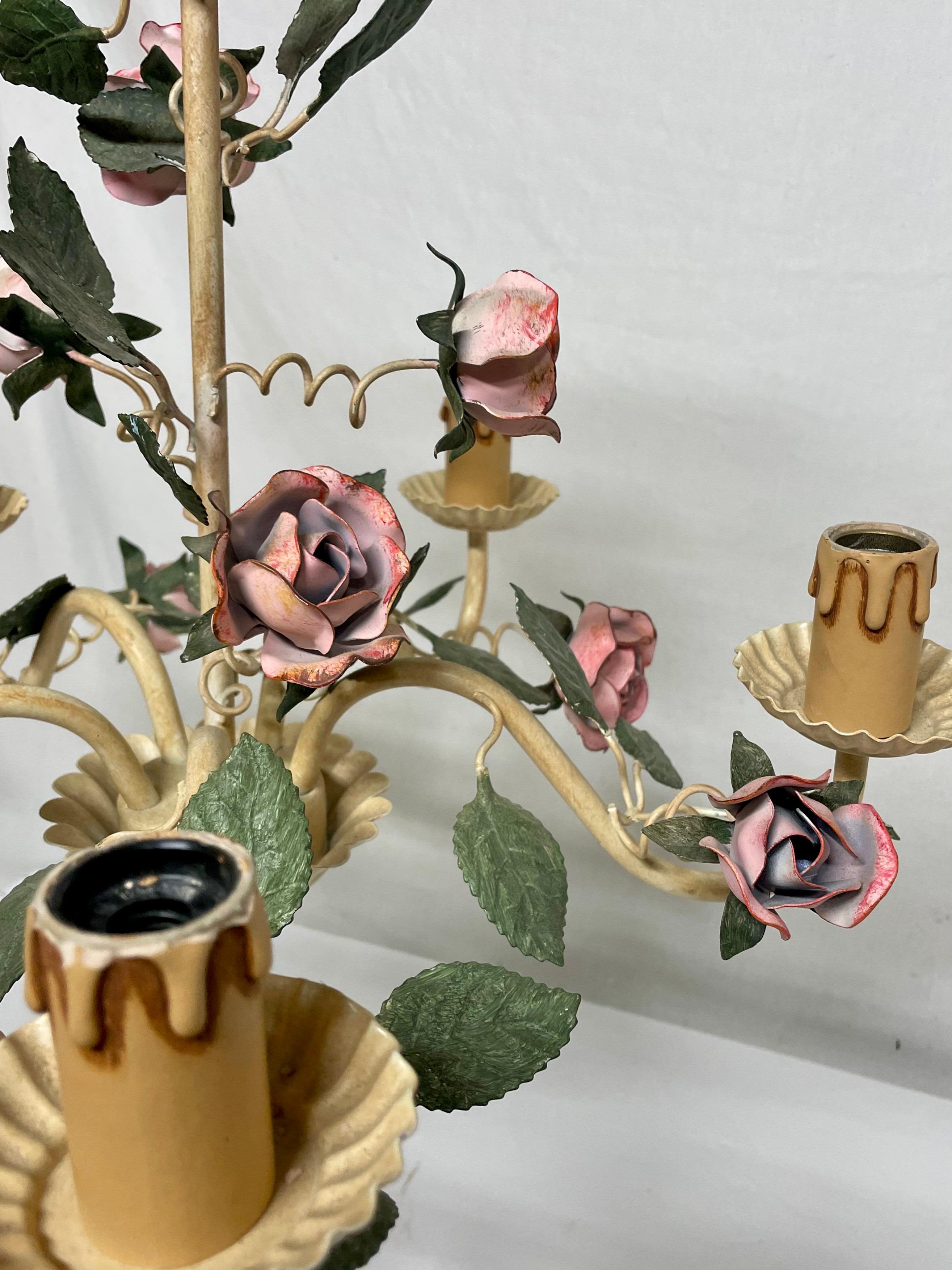 Lustre floral vintage en tôle avec roses Bon état - En vente à New York, NY