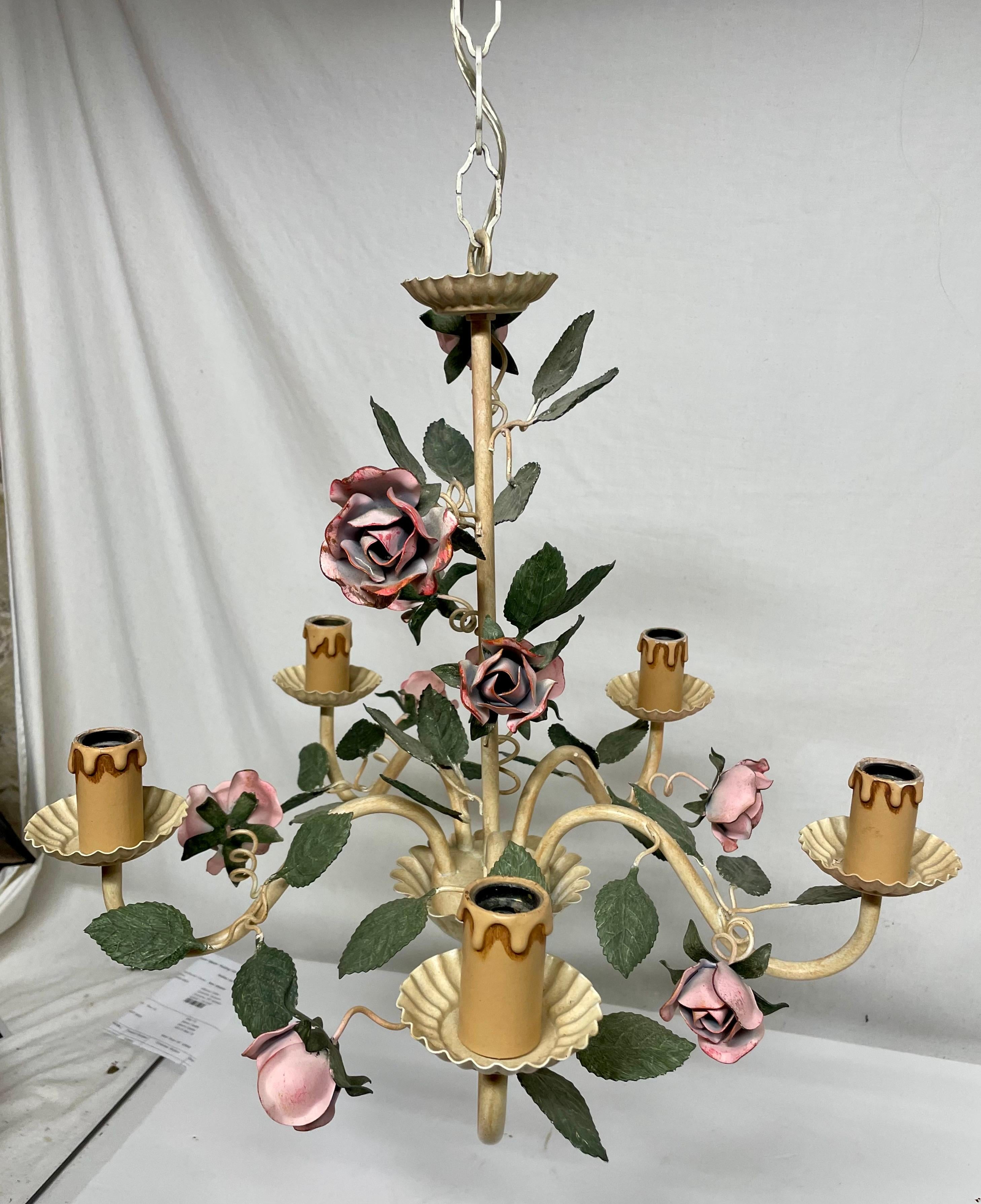 Métal Lustre floral vintage en tôle avec roses en vente