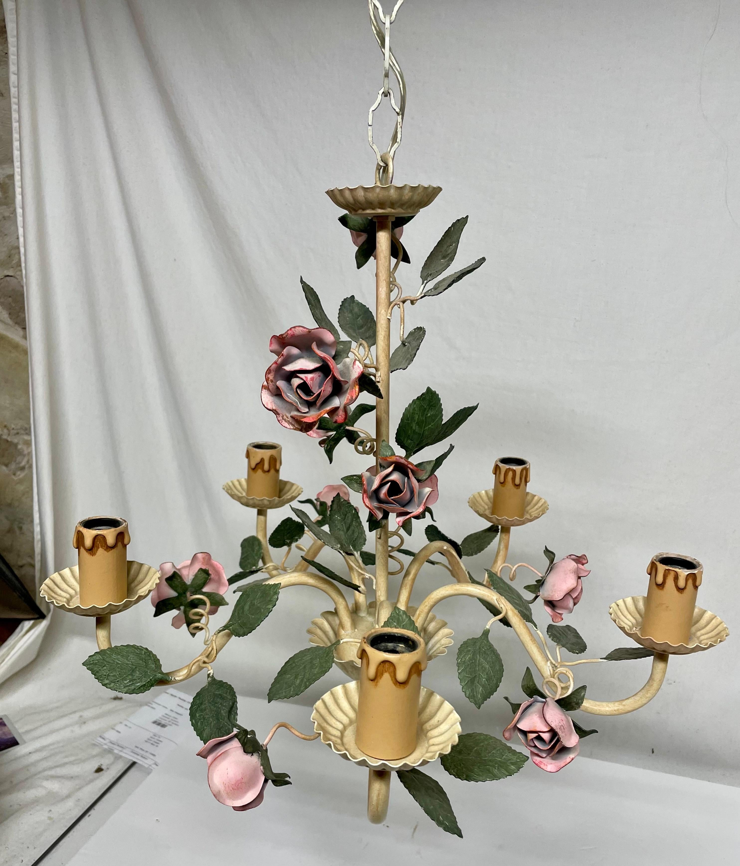 Lustre floral vintage en tôle avec roses en vente 1