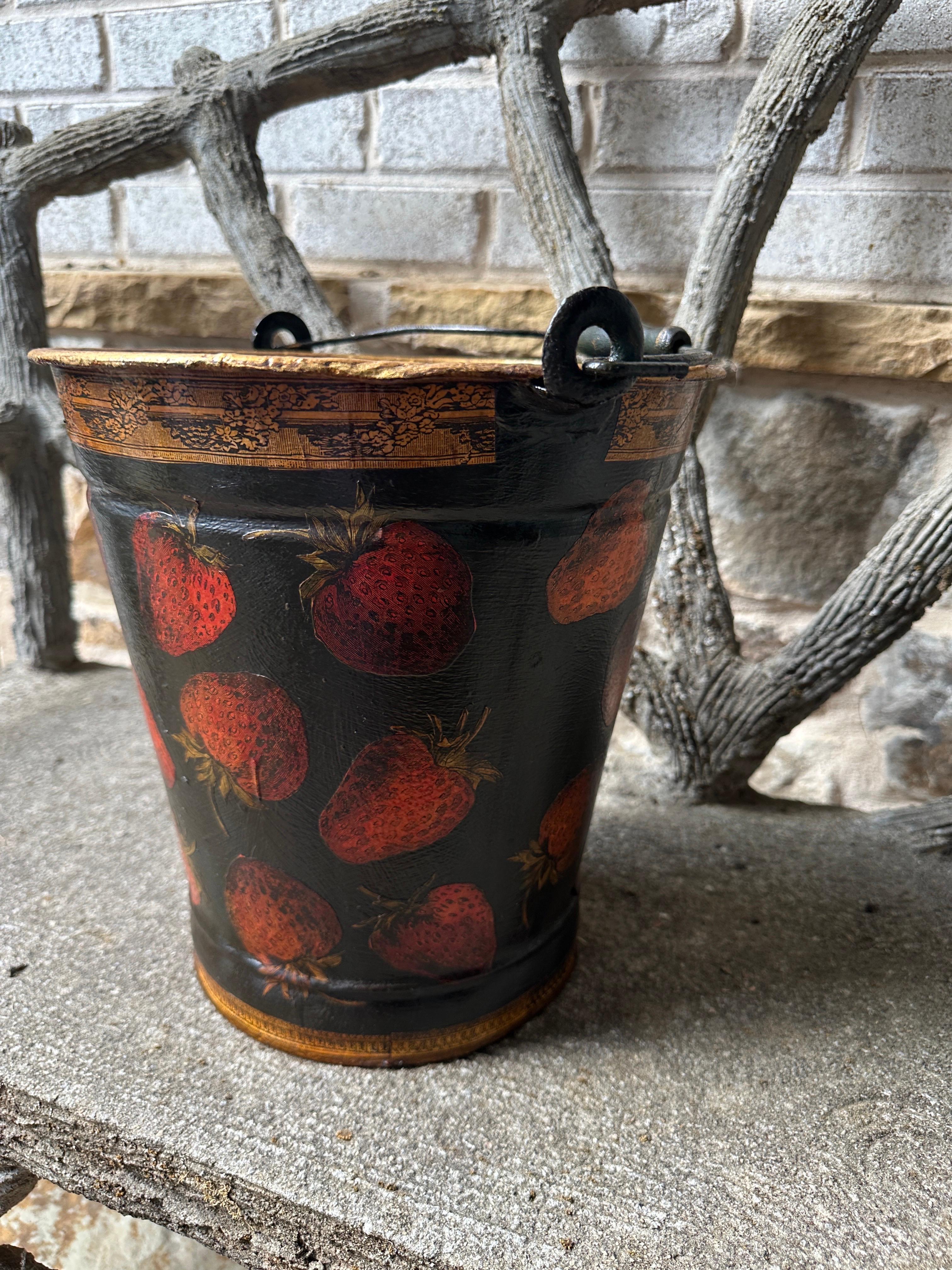 Victorien Seau à découper en métal Vintage Tole Thème Fraise en vente