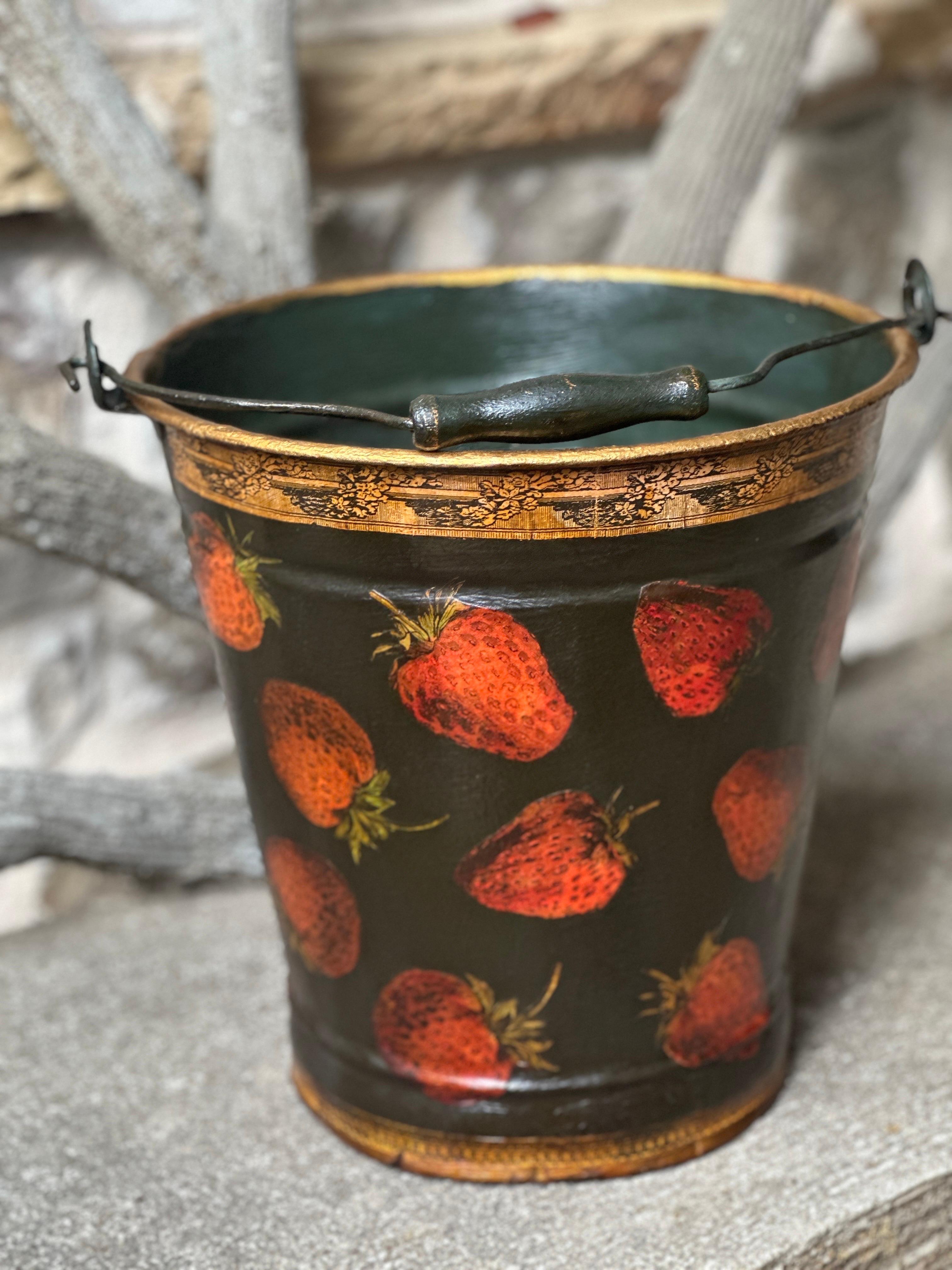 Seau à découper en métal Vintage Tole Thème Fraise Abîmé - En vente à Atlanta, GA