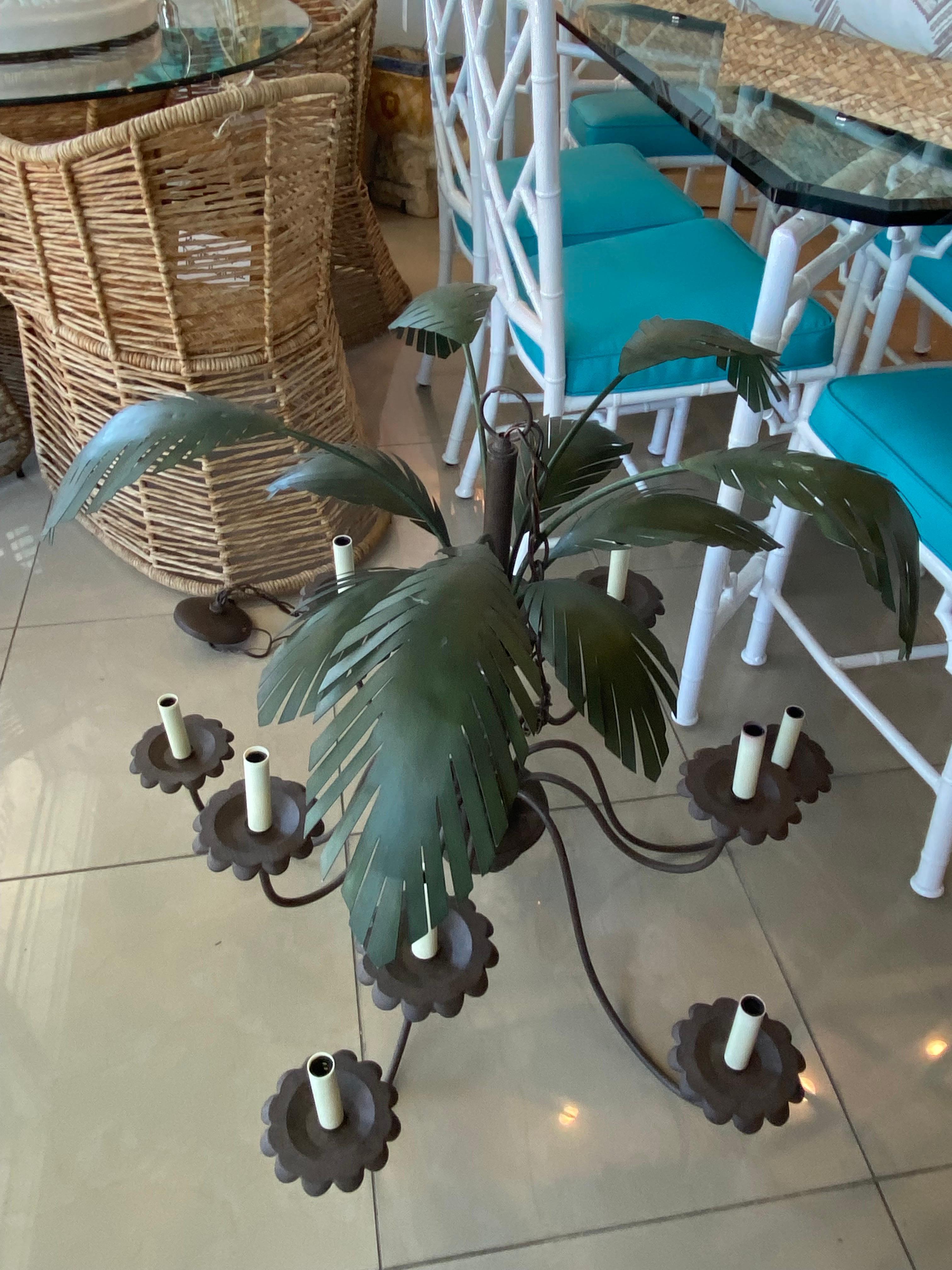 Vintage Tole Metal Palm Tree Tropical Leaf Leaves 10 Light Chandelier In Good Condition In West Palm Beach, FL