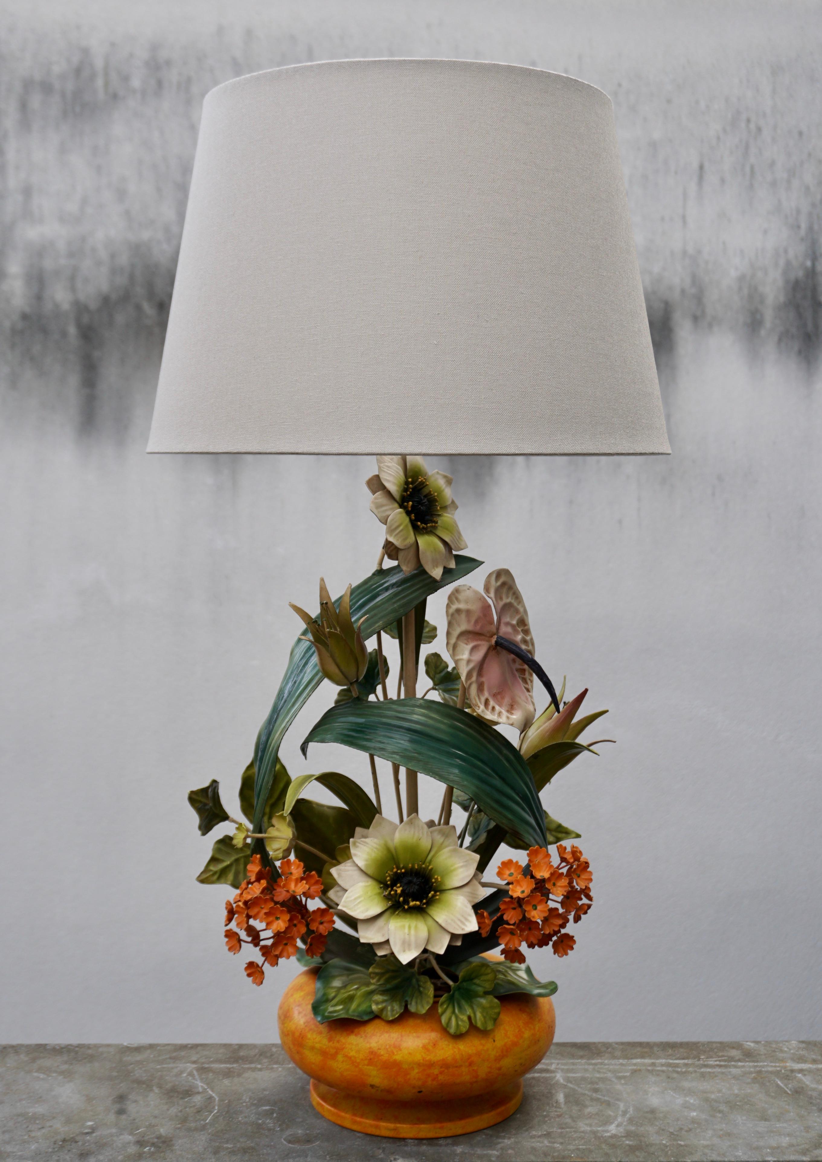 Vintage tole toleware metal art flower table lamp.

This mid century Italian tole table lamp features flowers and leaves.

Height base including fitting 24.8