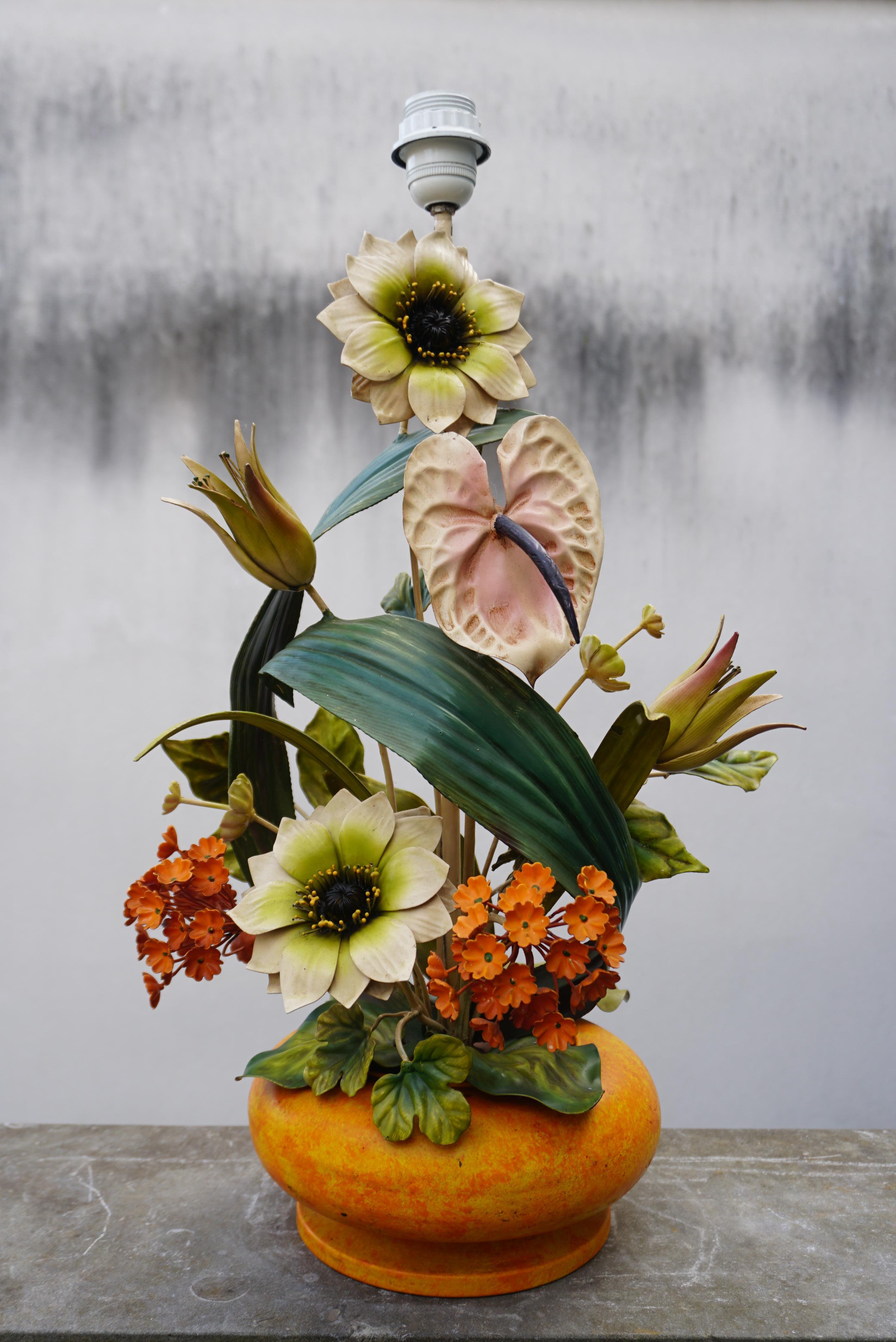 Hollywood Regency Vintage Tole Toleware Metal Art Flower Petite Lamp Italy Shabby Chic en vente