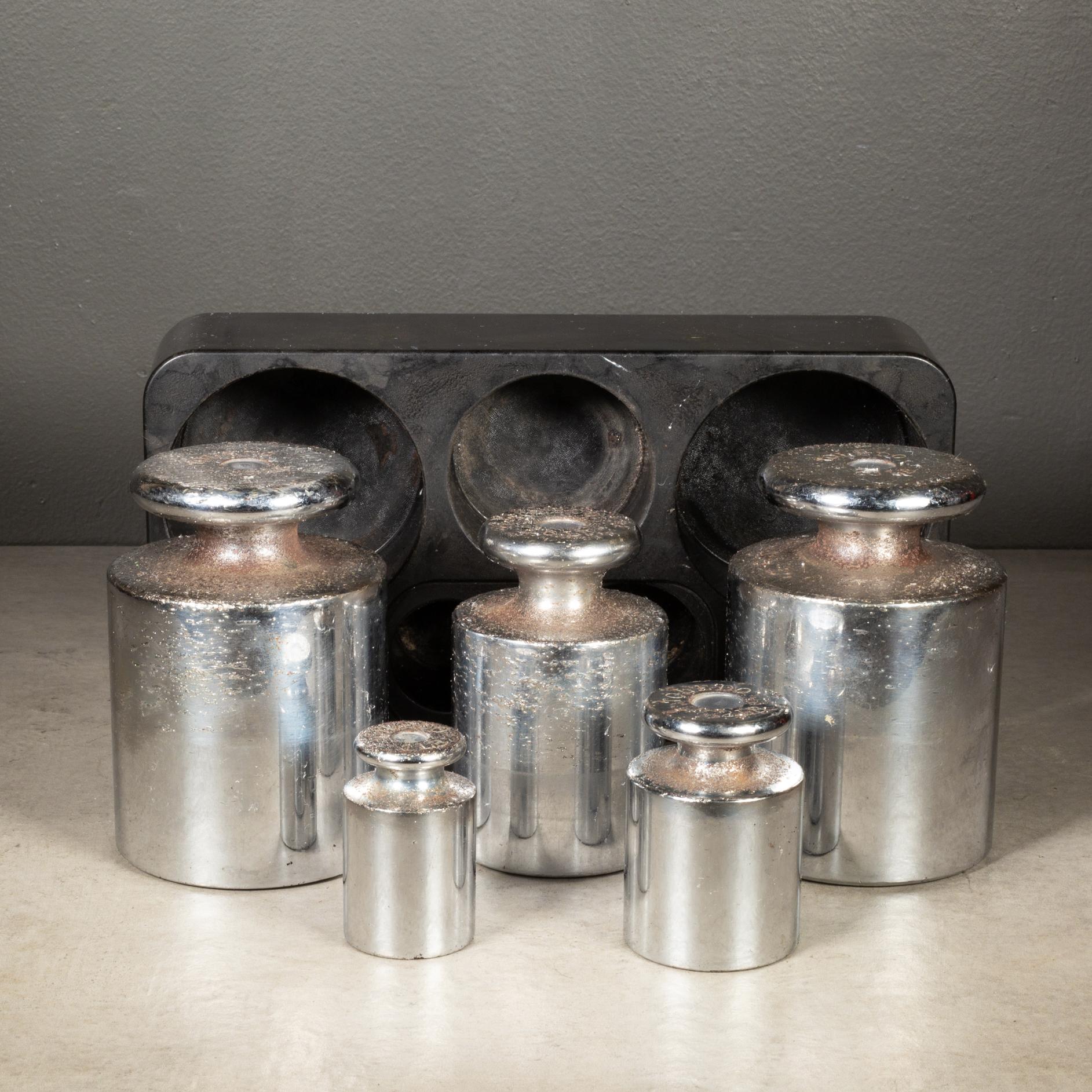 CIRCA

Un set originale di pesi di calibrazione in acciaio massiccio e cromato. Stampato Toledo su ognuno di essi. Due set da 10 lb, uno da 5 lb, uno da 2 lb e uno da 1 lb in un solido vassoio di bachelite. 

    CREATORE Toledo Scale Company. 
   
