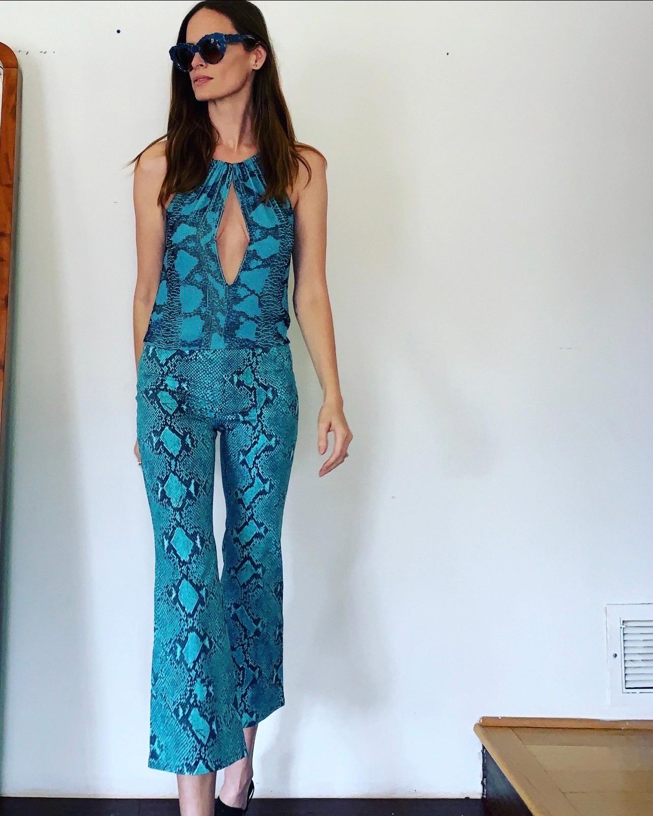 Tom Ford Era Vintage GUCCI Silk Turquoise Snakeskin Beaded Python Print Top. Debuted on the S/S 00 Gucci Collection 

EXCELLENT CONDITION!

These top are INSANELY AMAZING! I cannot see any flaws or missing beads. 

Size:
IT 40
US 2 - 4

Bold Colors