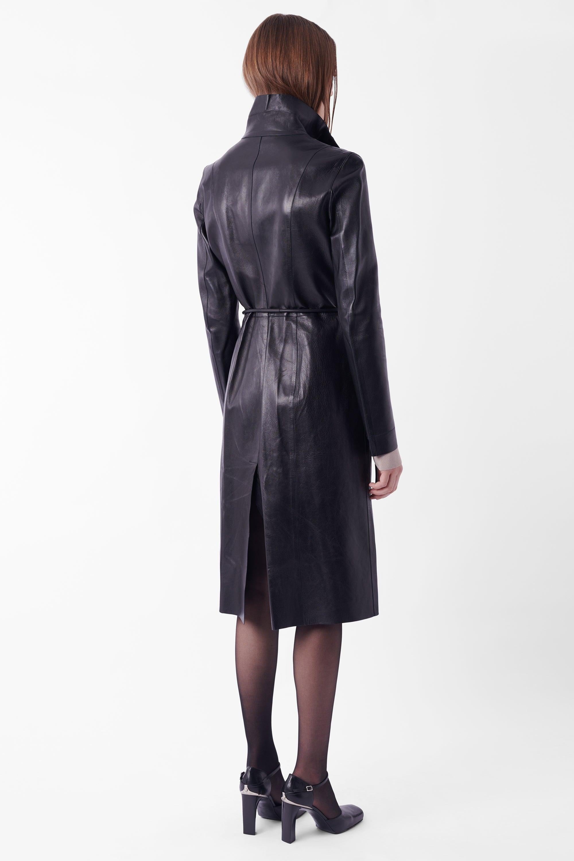 Tom Ford For Gucci F/W 1999 Leather Coat. As seen on the runway and in multiple Gucci campaigns featuring Amber Valetta. Features a leather rope tie around waist and a zip to open and close. In excellent condition.
Brand: Gucci
Size: UK 8
Color: