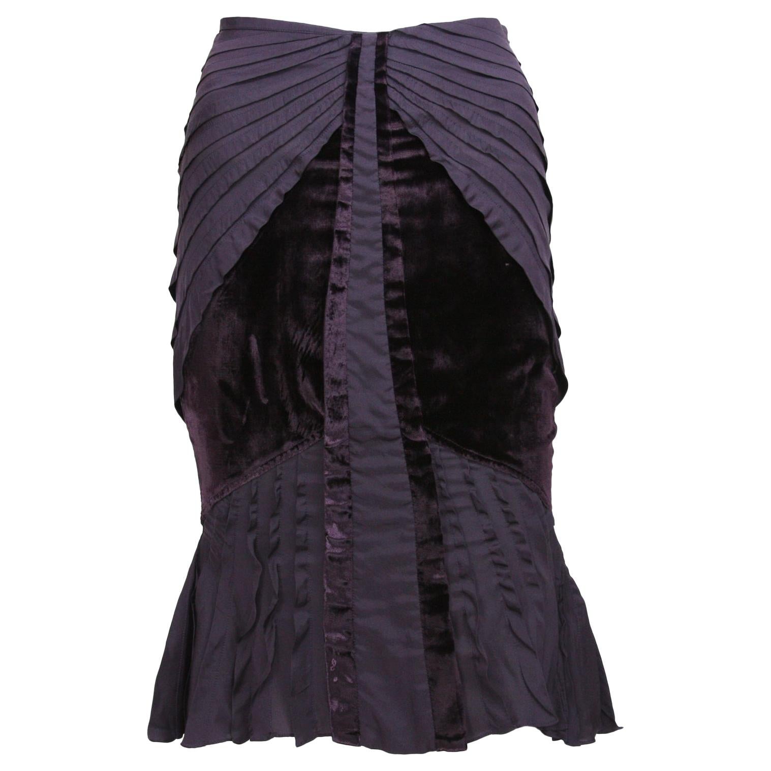 Gonna plissettata vintage in velluto di seta viola di Tom Ford per Gucci, collezione Autunno/Inverno 2004, taglia italiana 38