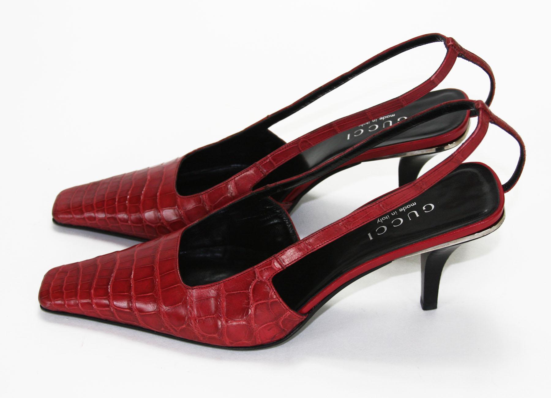 Vintage Tom Ford for Gucci Red Crocodile Shoes Sandals
Collection S/S 1998
Taille du créateur 40 C - US 10 C
Édition limitée, crocodile véritable, G en cristal sur un talon, semelle intérieure et semelle en cuir, hauteur du talon - 3