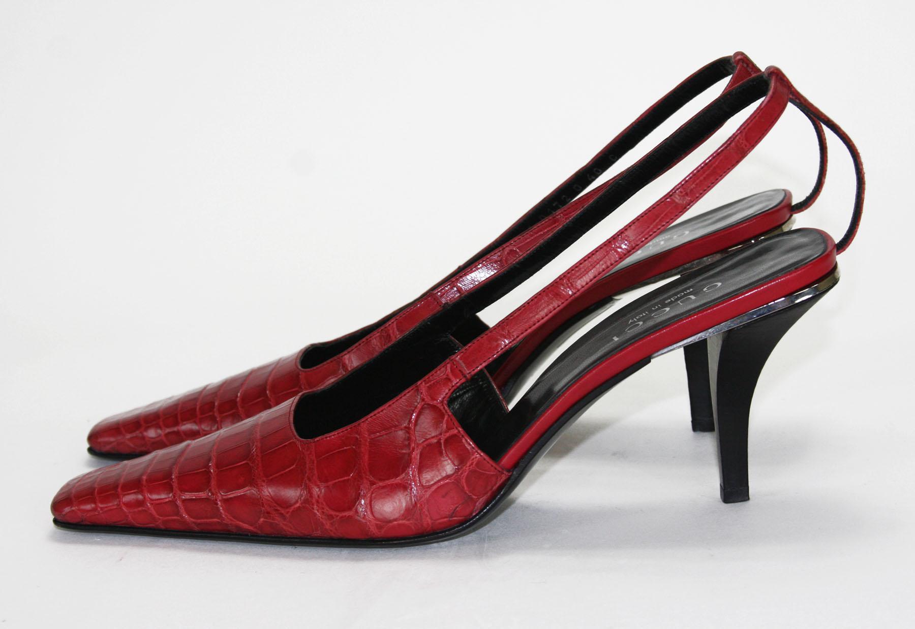 Chaussures vintage Tom Ford pour Gucci S/S 1998 - Sandales G en cristal de crocodile rouge, 40 C en vente 1