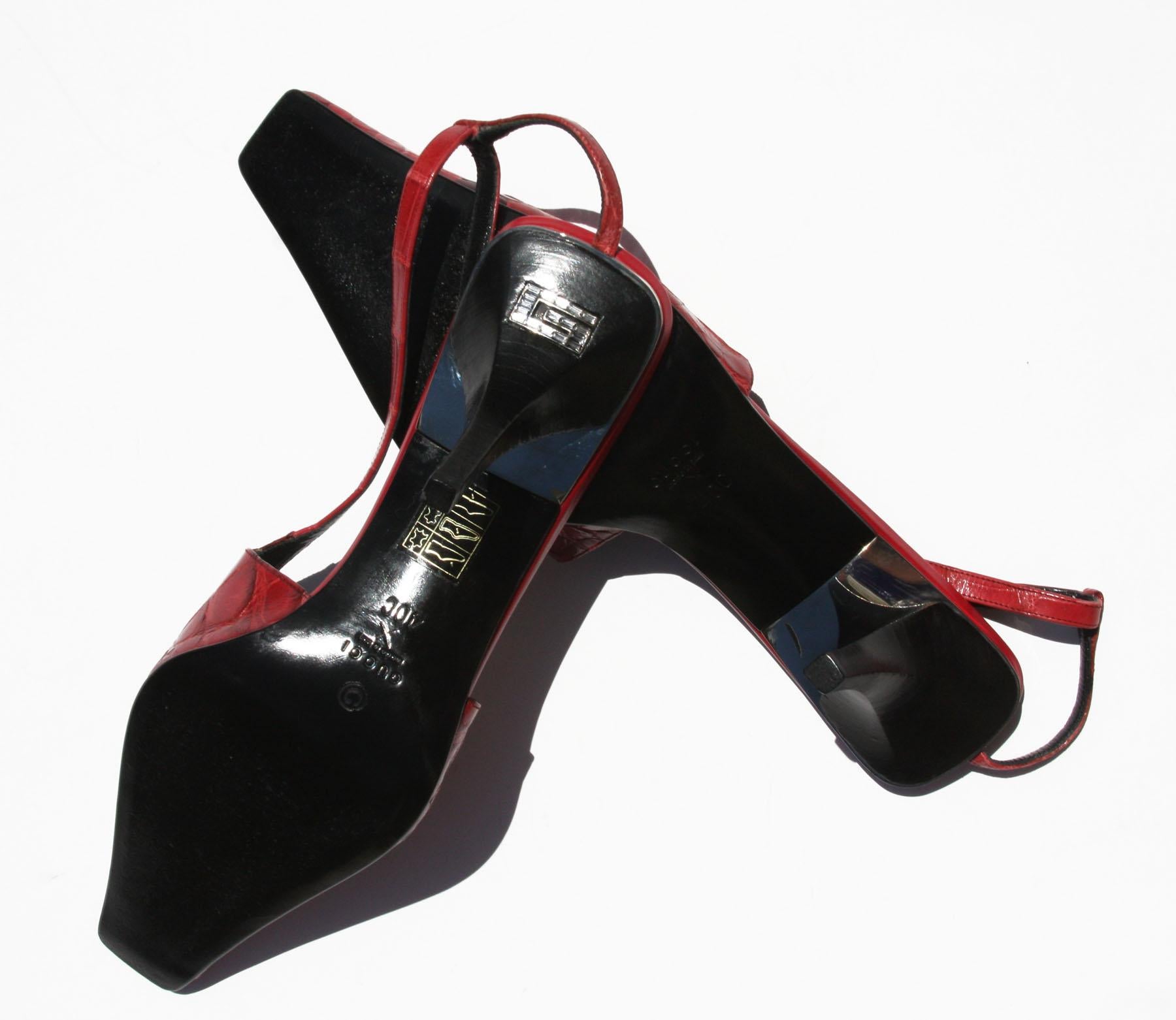 Chaussures vintage Tom Ford pour Gucci S/S 1998 - Sandales G en cristal de crocodile rouge, 40 C en vente 3