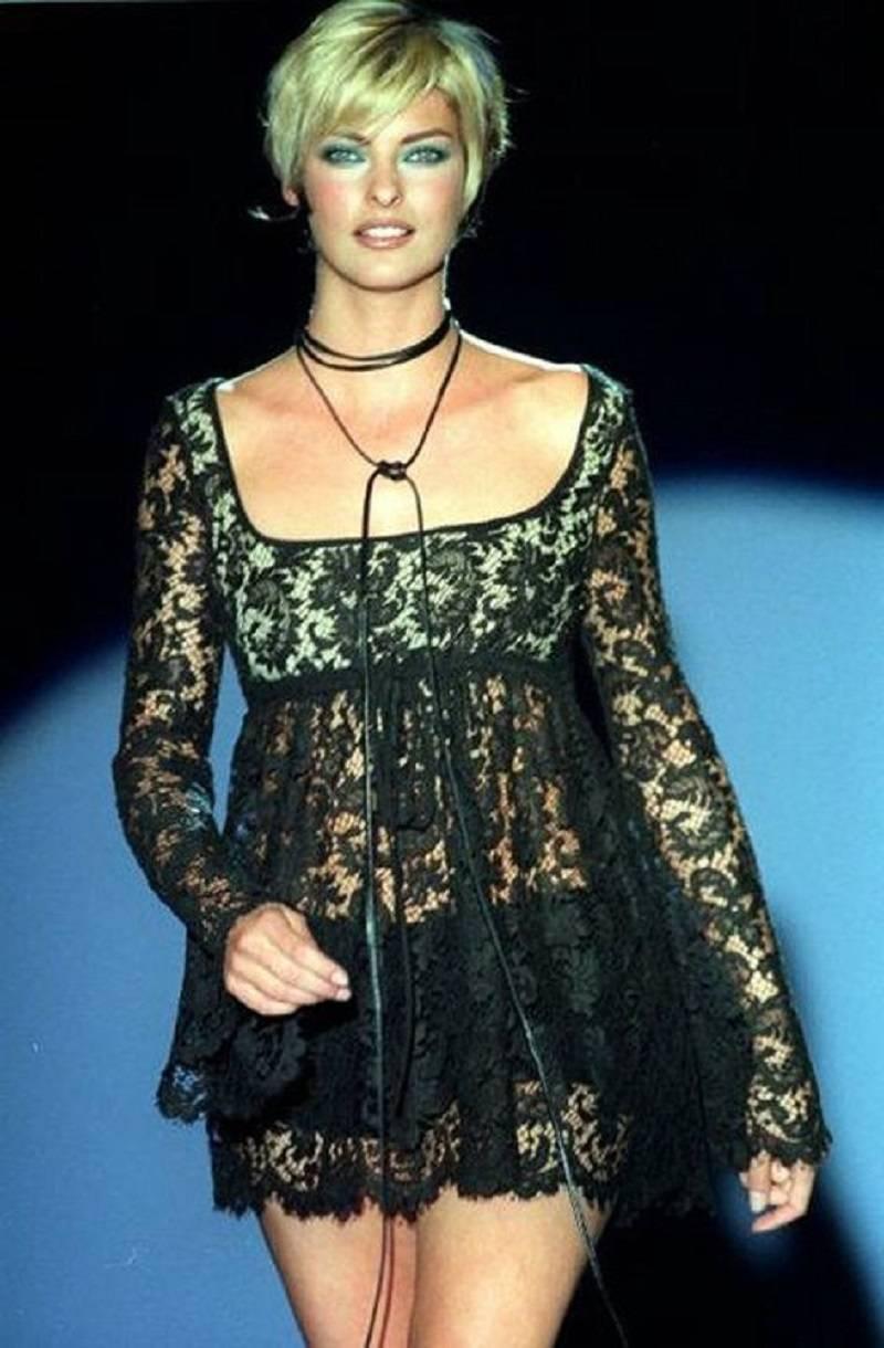 Vintage Tom Ford for Gucci - Mini robe noire en dentelle
Collection printemps/été 1996
Dentelle fine de coton noir sur la doublure nude, style baby-doll, attache réglable sous la poitrine, fermeture à glissière latérale.
Mesures : Longueur - 32