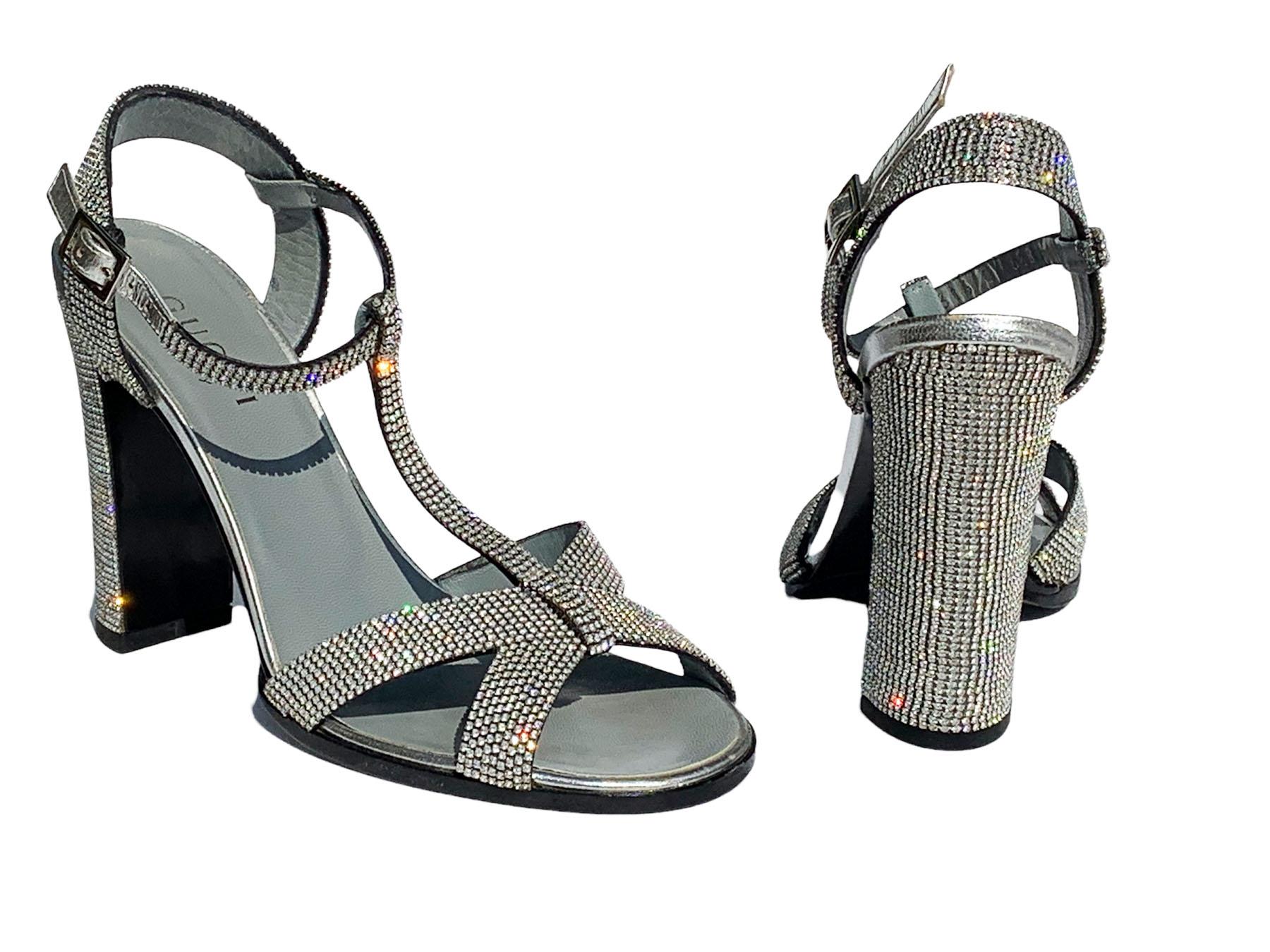 Vintage Tom Ford for Gucci Crystal Embellished Shoes Sandals
S/S 2000 Collection
USA size 6.5 ( Italian 36.5)
T-strap leather sandals fully embellished with silver tone sparkle crystals, buckle closure at ankle straps, leather sole, heel height -