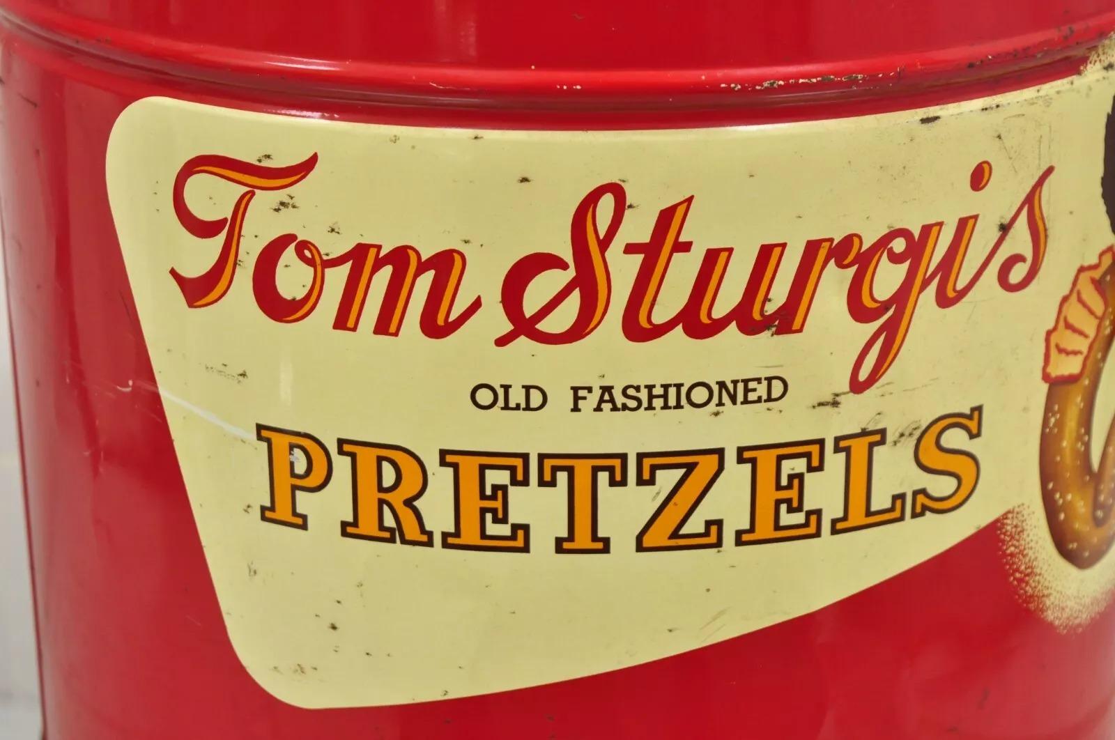 Große Vintage Tom Sturgis Brezeln Große Zinn Metall Rot Werbedose im Angebot 7
