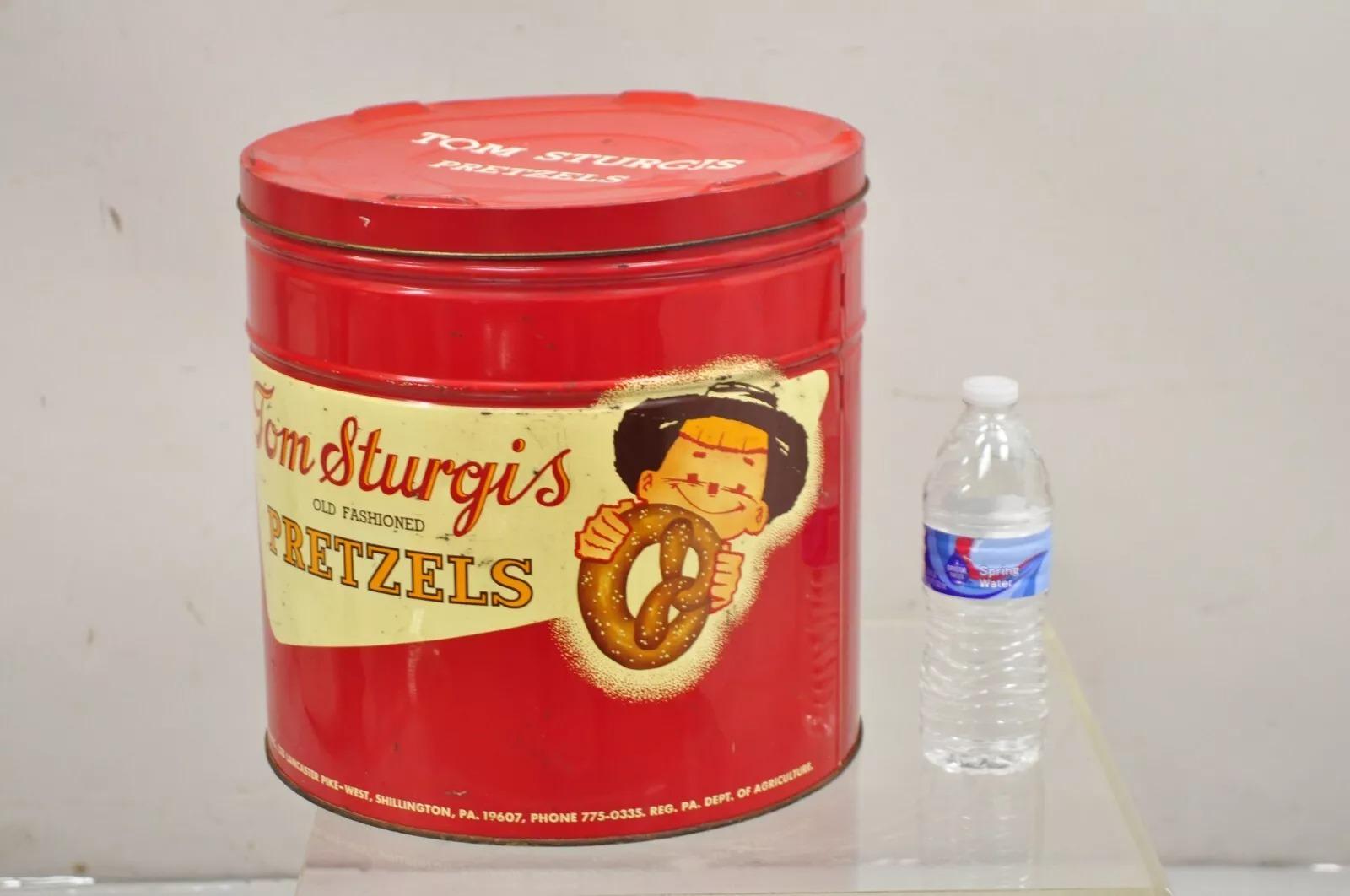 Vintage Tom Sturgis Pretzels Large Tin Metal Red Advertising Can. CIRCA Anfang bis Mitte des 20. Jahrhunderts. Abmessungen: 12,5