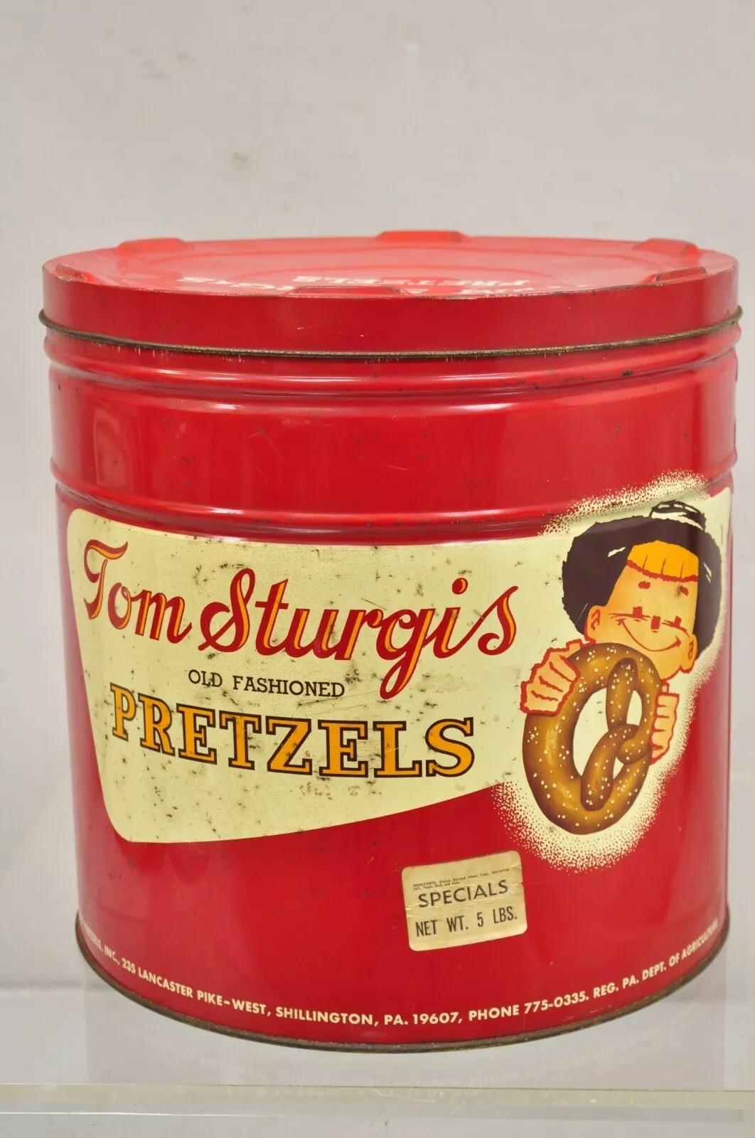Große Vintage Tom Sturgis Brezeln Große Zinn Metall Rot Werbedose im Angebot 2
