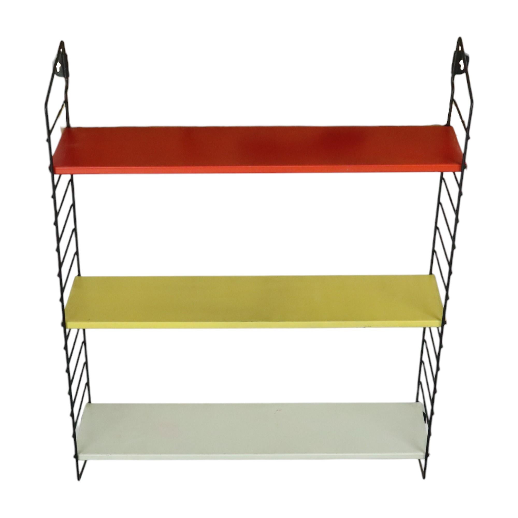 Vintage Tomado Holland modulares Wandregal, es handelt sich um die kleinere und seltene Taschenversion mit 3 farbigen Metallböden, ikonisches Design Topper von Adriaan Dekker, 50-er-70er Jahre, Niederlande, markiert 'Tomado'.

Dies ist ein zeitloser
