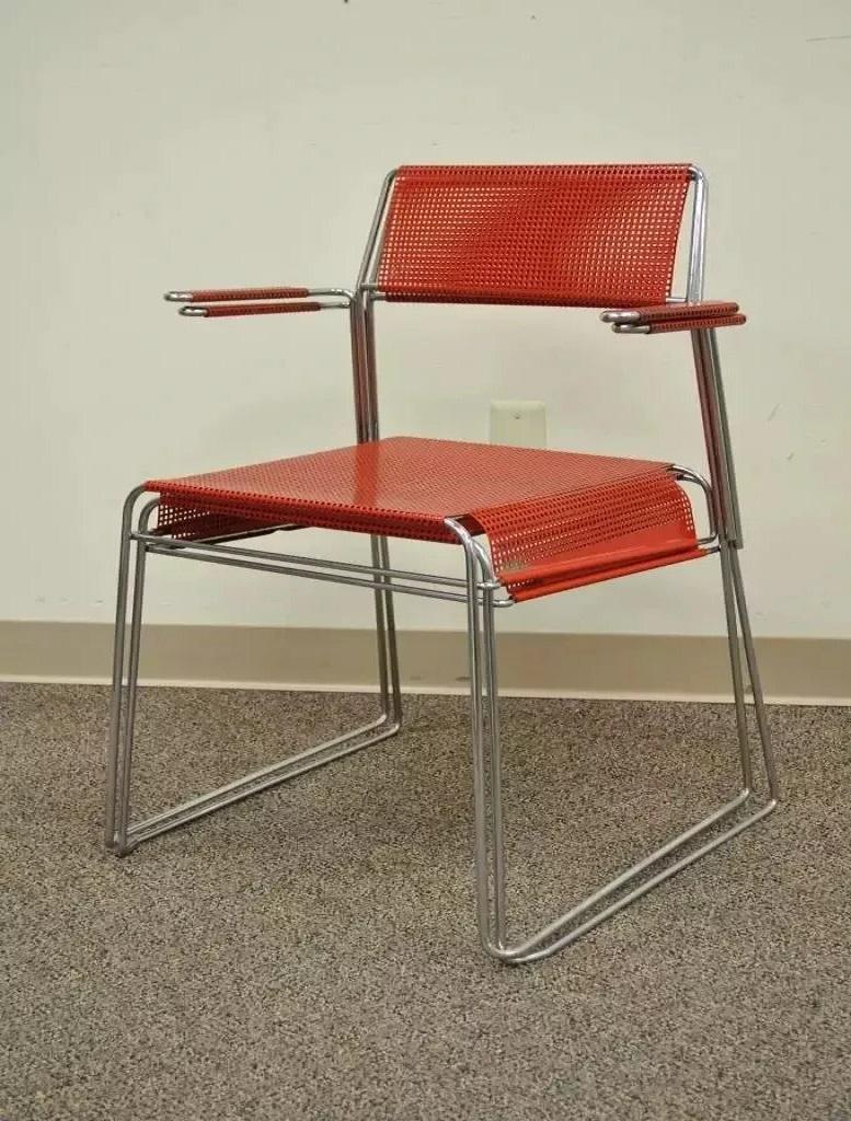 Vintage By Tomado Mid Century Modern Red Stacking Chrome Metal Mesh Chairs A - Paio in vendita 3
