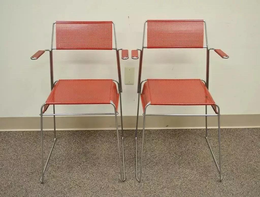 Coppia di poltrone impilabili in rete metallica cromata vintage di Tomado (A). Dettagli dell'articolo schienali, sedute e braccioli dipinti con smalto rosso, design moderno, struttura robusta, coppia vintage molto bella. Circa metà del XX secolo.