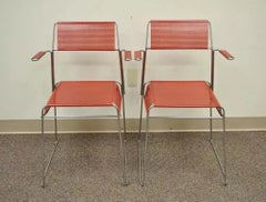 Vintage Tomado Mid Century Modern Sillas apilables rojas de malla metálica cromada A - Pareja