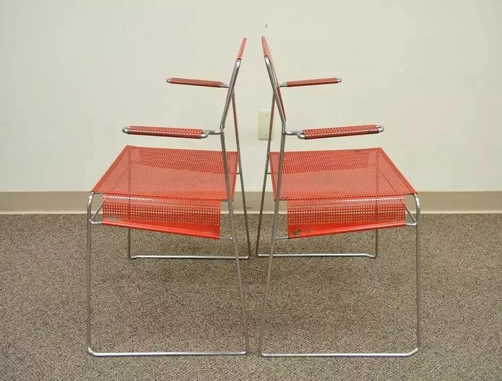 Mid-Century moderno Vintage By Tomado Mid Century Modern Red Stacking Chrome Metal Mesh Chairs A - Paio in vendita