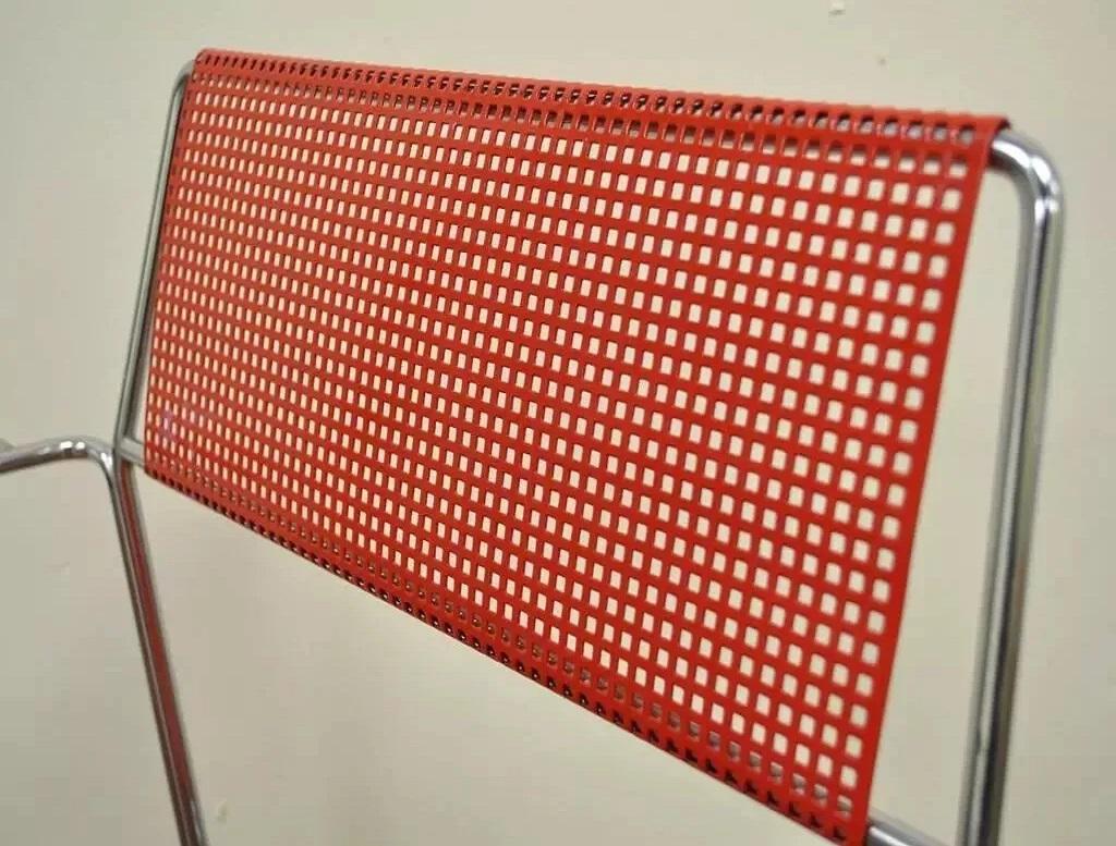 Sconosciuto Vintage By Tomado Mid Century Modern Red Stacking Chrome Metal Mesh Chairs A - Paio in vendita