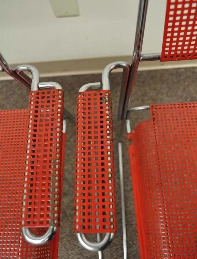 Vintage By Tomado Mid Century Modern Red Stacking Chrome Metal Mesh Chairs A - Paio In condizioni buone in vendita a Philadelphia, PA