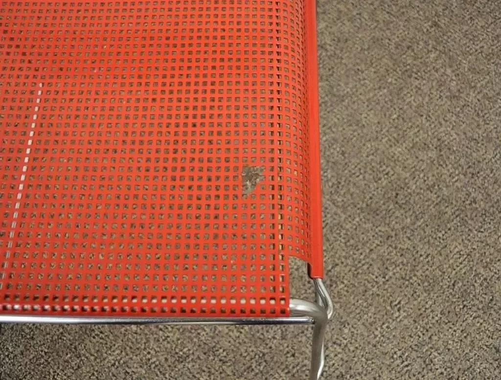 Acciaio Vintage By Tomado Mid Century Modern Red Stacking Chrome Metal Mesh Chairs A - Paio in vendita