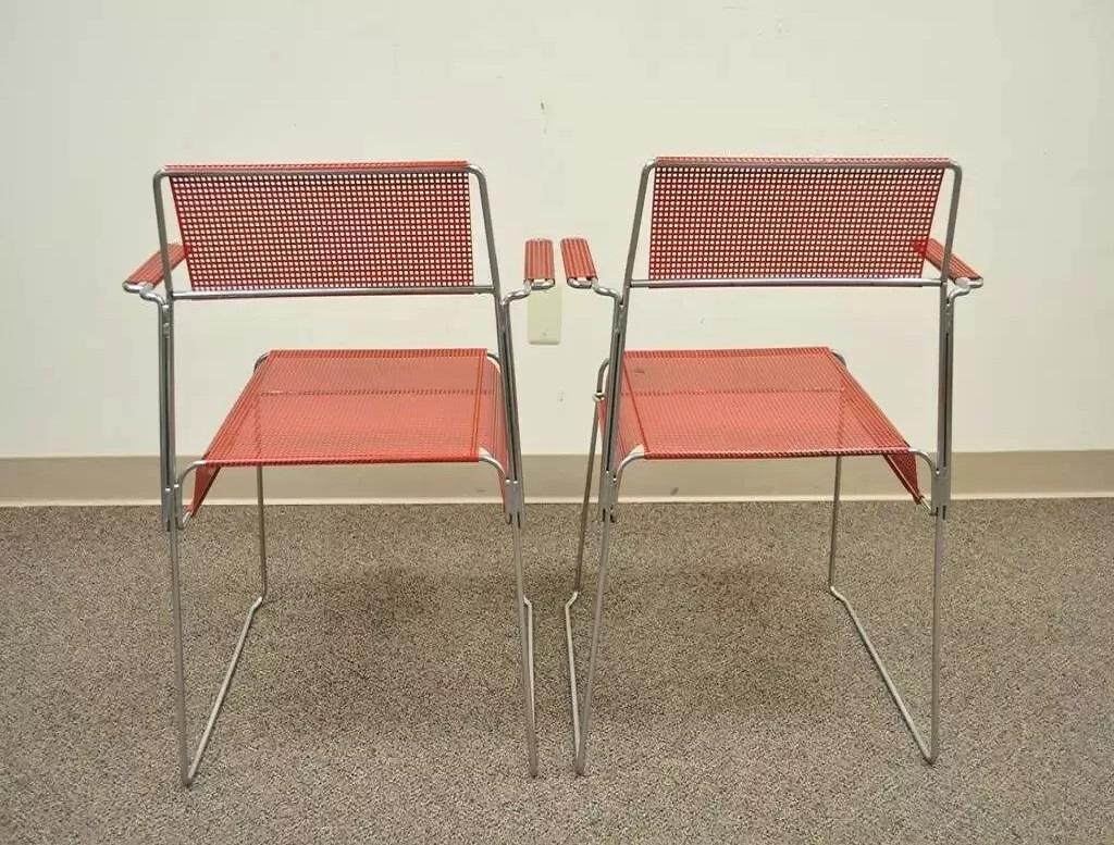 Vintage By Tomado Mid Century Modern Red Stacking Chrome Metal Mesh Chairs A - Paio in vendita 1