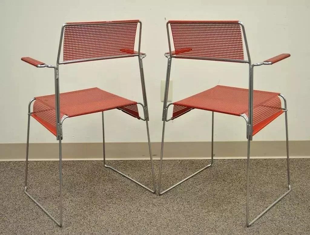 Vintage By Tomado Mid Century Modern Red Stacking Chrome Metal Mesh Chairs A - Paio in vendita 2