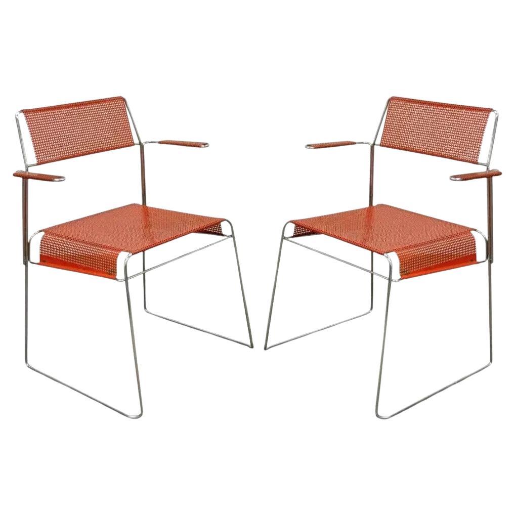 Vintage By Tomado Mid Century Modern Red Stacking Chrome Metal Mesh Chairs A - Paio in vendita