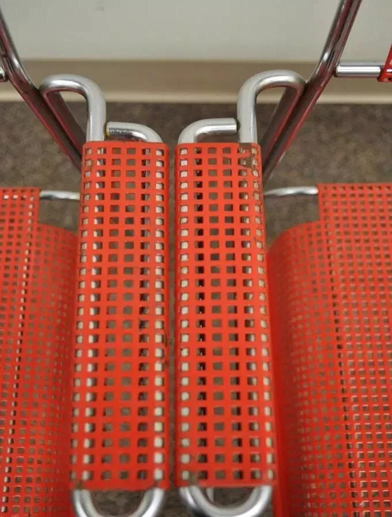 Vintage Tomado Sillas Apilables Modernas De Mitad De Siglo Cromadas De Malla Metálica Roja B - Pareja Desconocido en venta