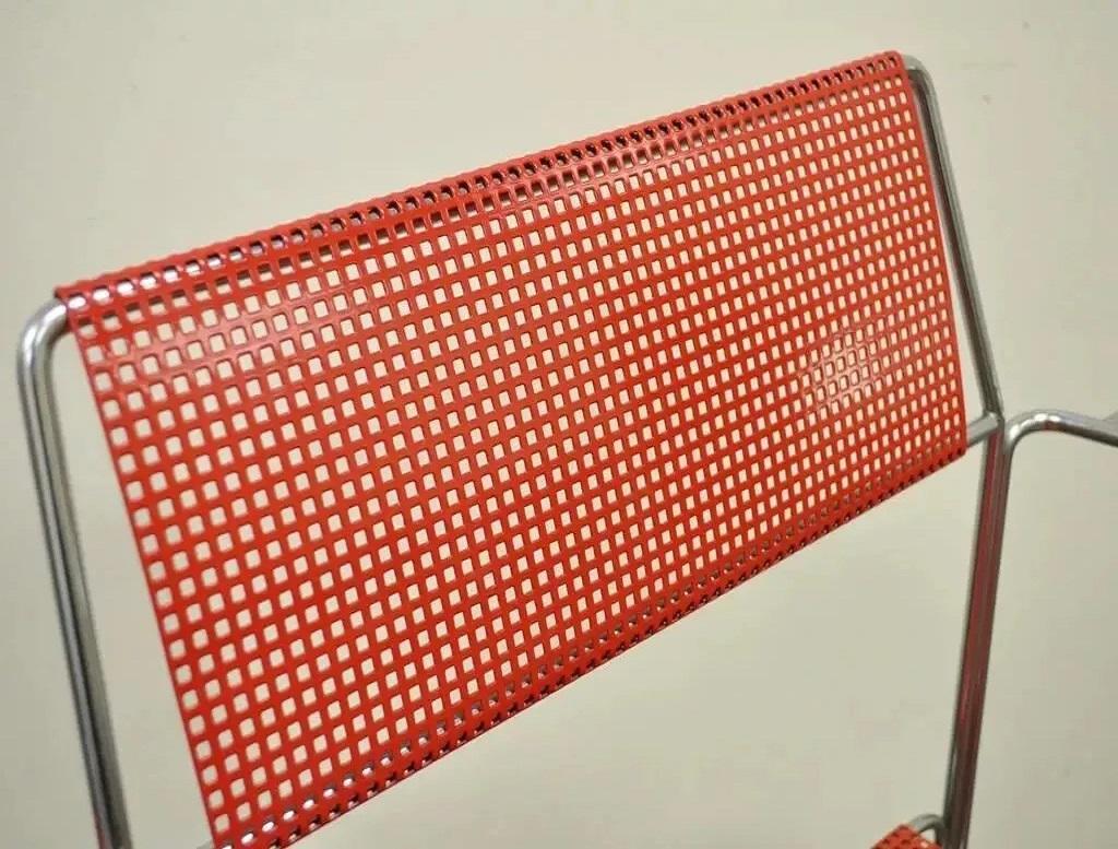 Vintage Tomado Sillas Apilables Modernas De Mitad De Siglo Cromadas De Malla Metálica Roja B - Pareja en Bueno estado para la venta en Philadelphia, PA